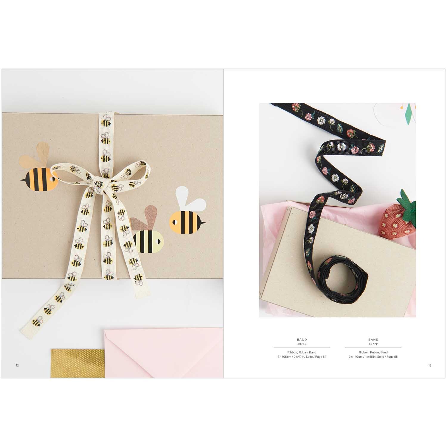 Stickbuch Just Bees + Fruits + Flowers Nr. 181 zeigt kreative Stickmuster mit Bienen und Früchten auf Geschenkverpackungen.