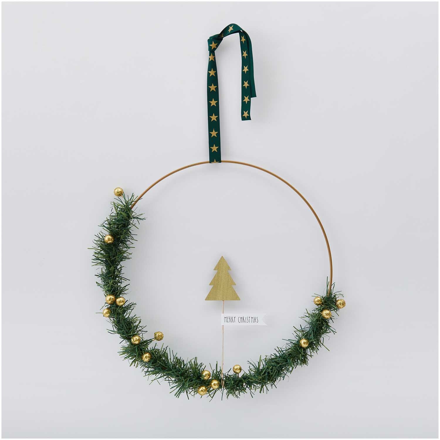 Picker Tannenbaum 27x5cm: Dekorativer Kranz mit goldenen Kugeln und grünem Band, ideal für festliche Anlässe.