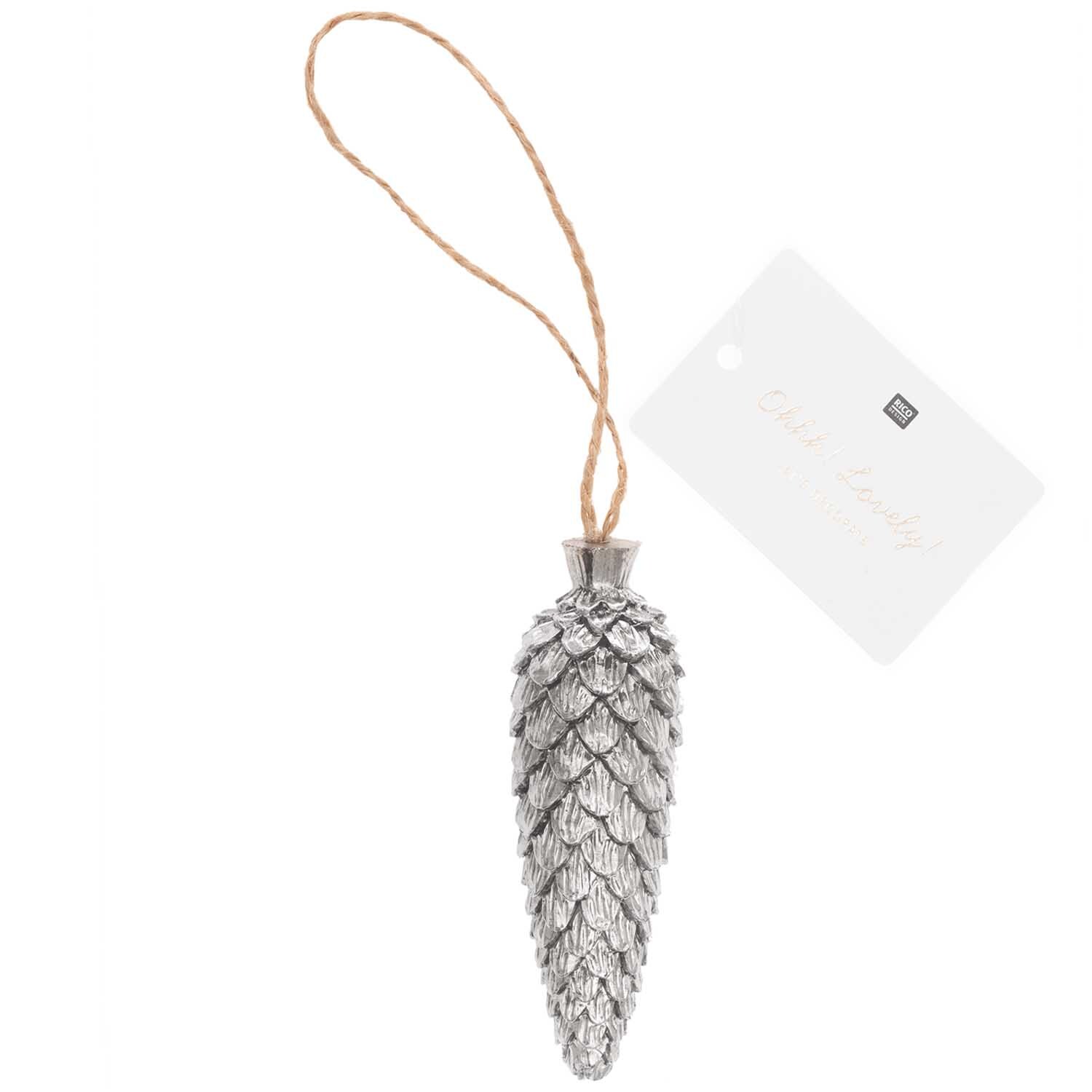 Hänger Zapfen aus Polyresin in Silber von Rico Design, detailreich gestaltet mit Kordel zum Aufhängen. Ideal für festliche Dekorationen.