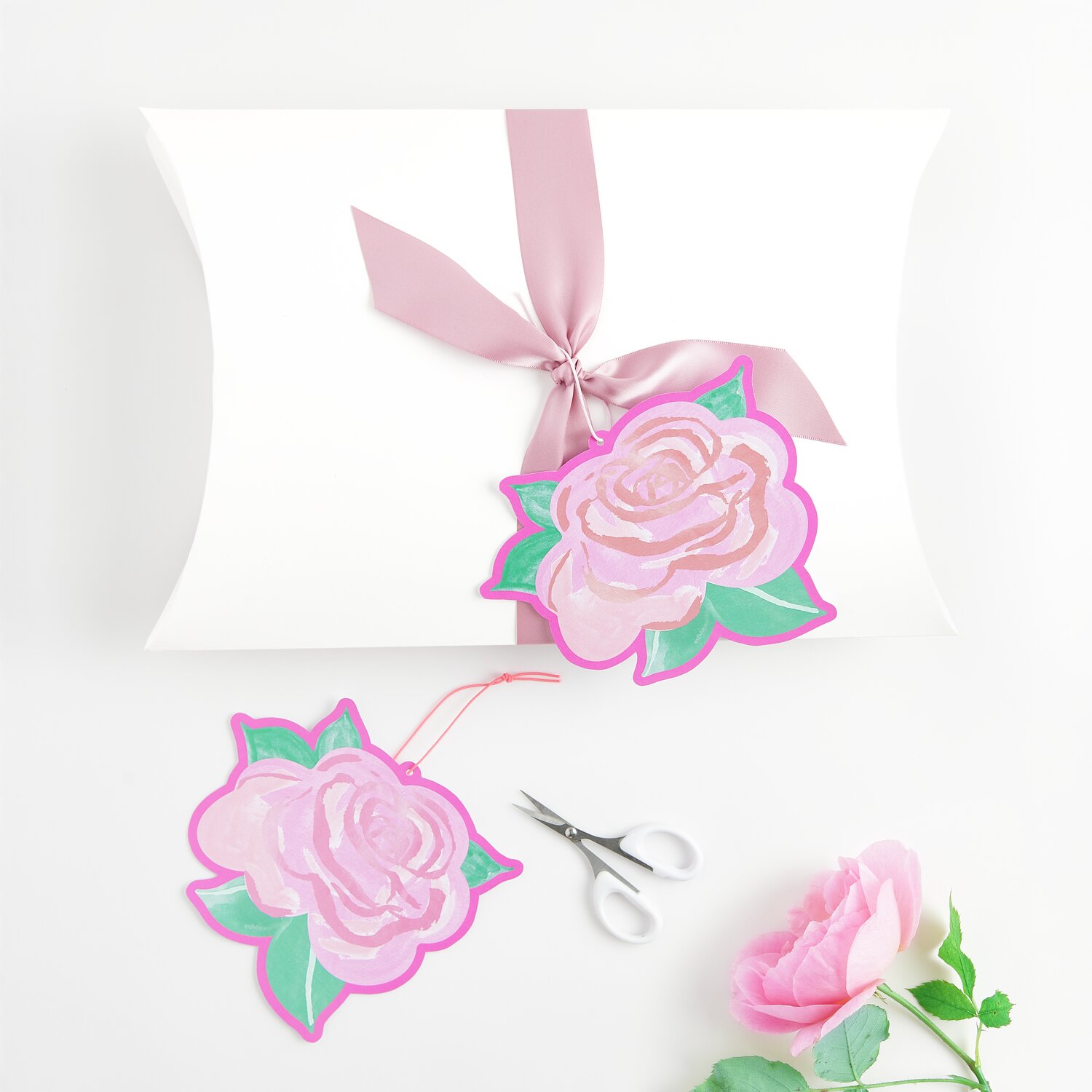 Paper Poetry Geschenkanhänger La Vie en Rose Rosen, rosa, 6 Stück. Dekoriert ein Geschenk mit rosa Schleife.