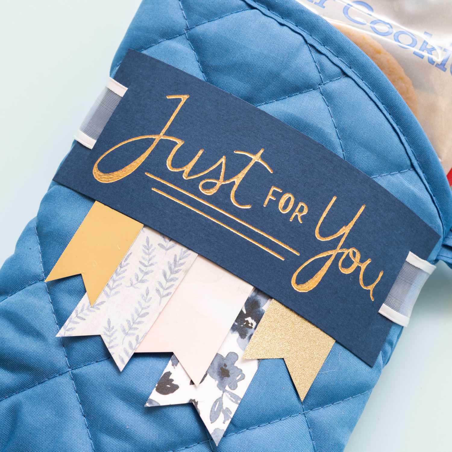 Foil Quill Kalligraphie Spitze Freestyle Pen mit dekorativem Schriftzug "Just for You" auf blauem Hintergrund.