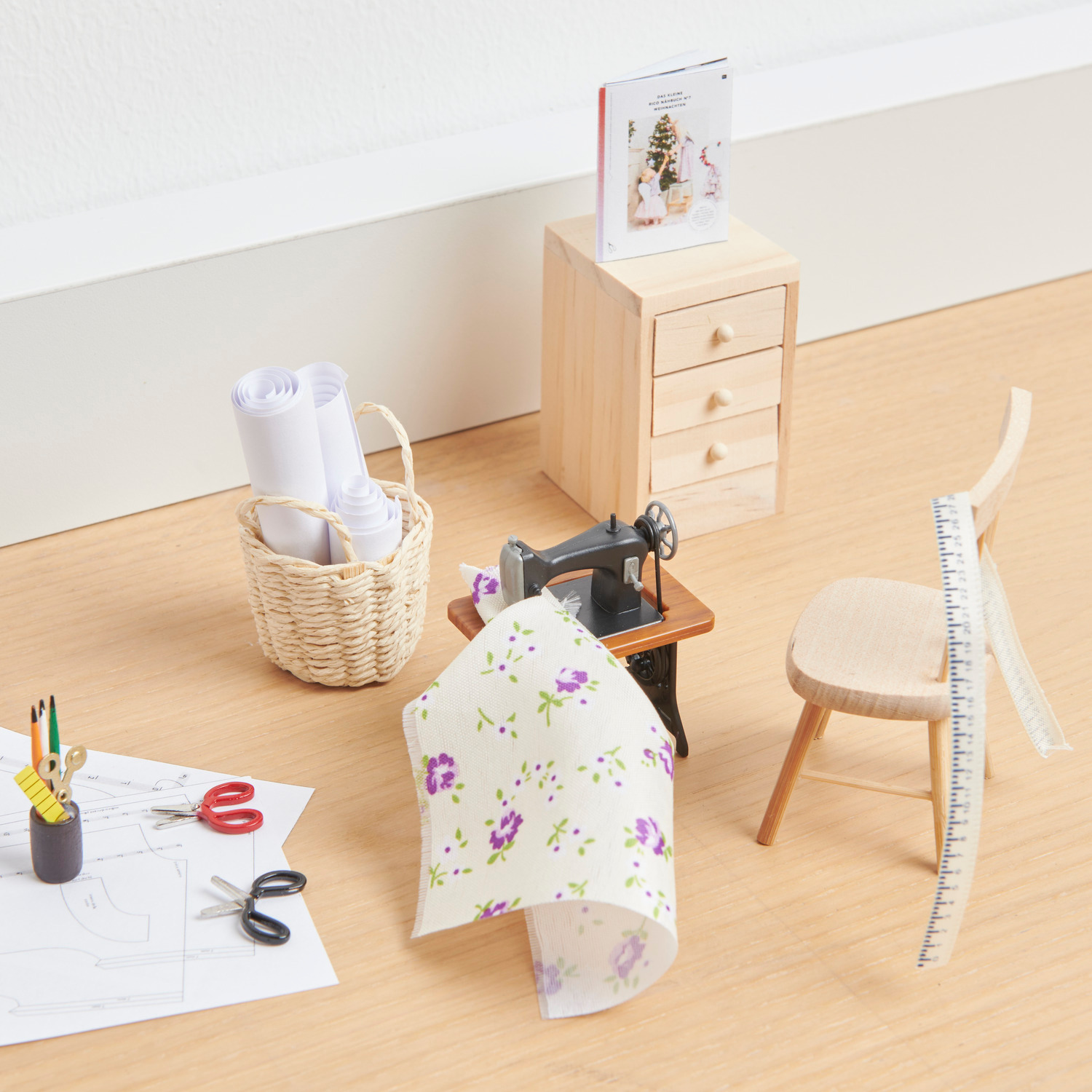Miniatur Nähmaschine mit Stoff 4,5x3x5cm von Rico Design