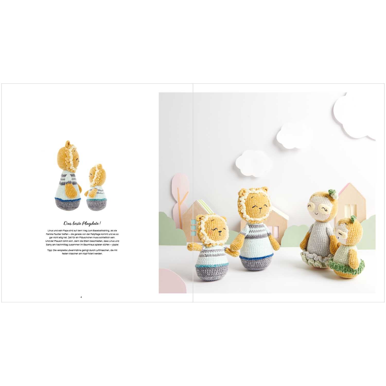 Ricorumi Mini Me deutsch: Drei gestrickte Figuren in Pastellfarben vor einem Hintergrund mit Wolken und Häusern.