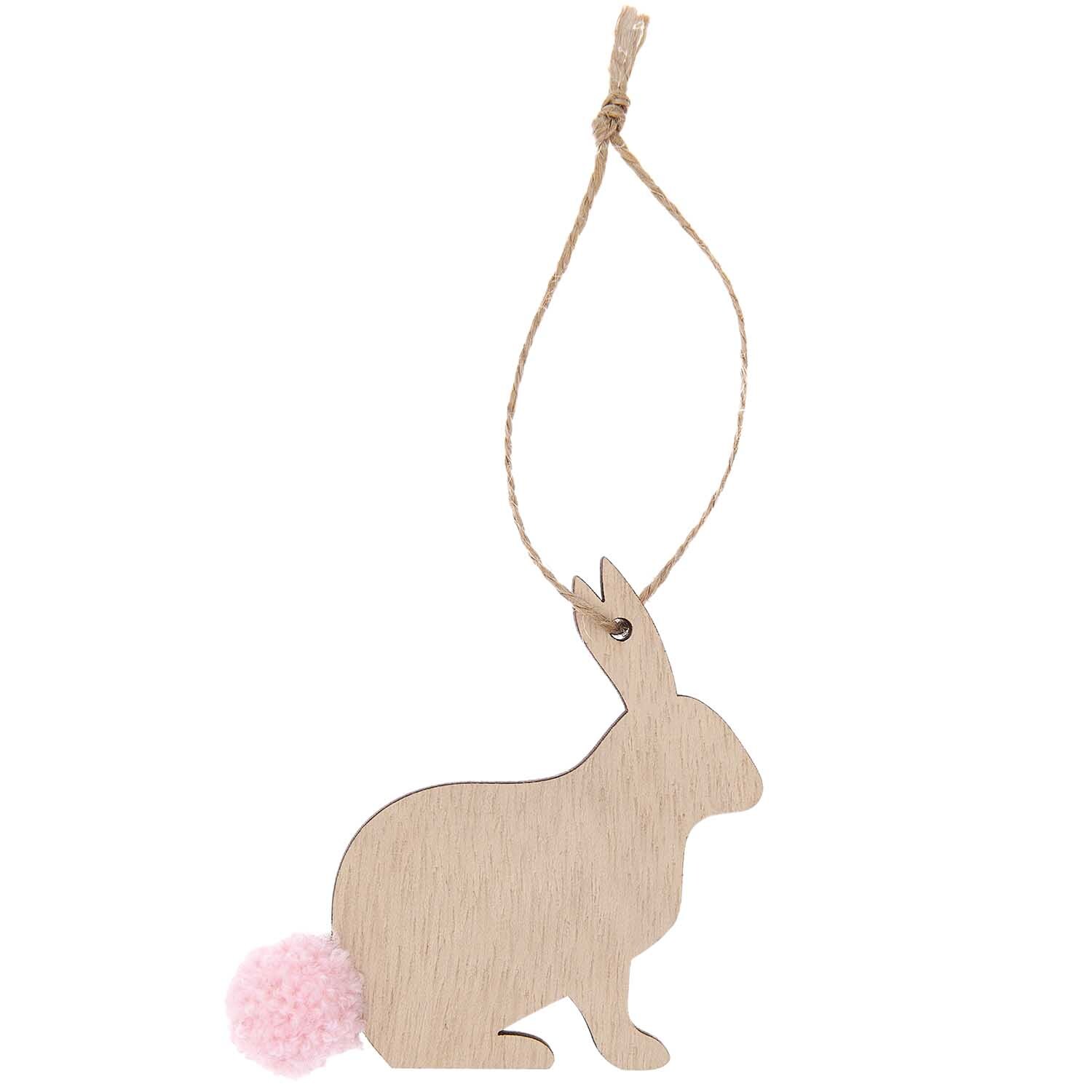 Holzanhänger Hase sitzend Natur: Dekorativer Anhänger aus Holz mit rosa Bommel, ideal für Osterdekorationen. Größe: 8x7,5cm.