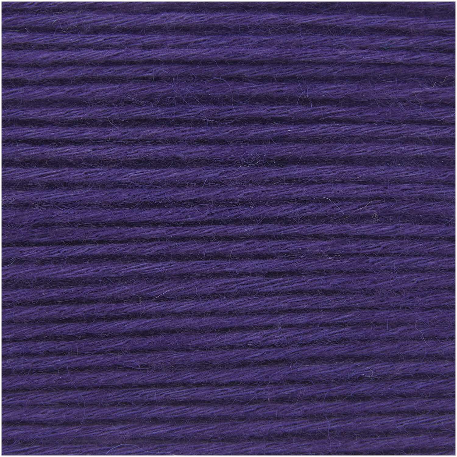 Creative Cotton Fleece dk: Weiches Garn in tiefem Violett von Rico Design, ideal für Strickprojekte.