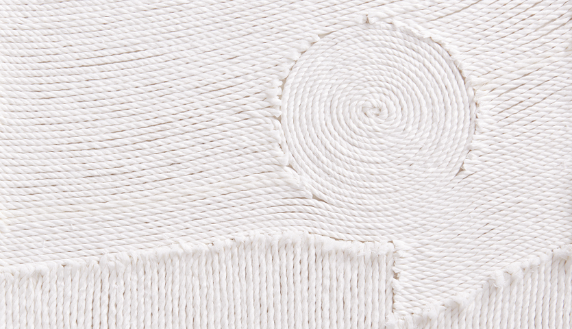 Anleitung 3D-Textil-Art: Detailaufnahme eines weißen, strukturierten Textils mit kreisförmigem Muster.