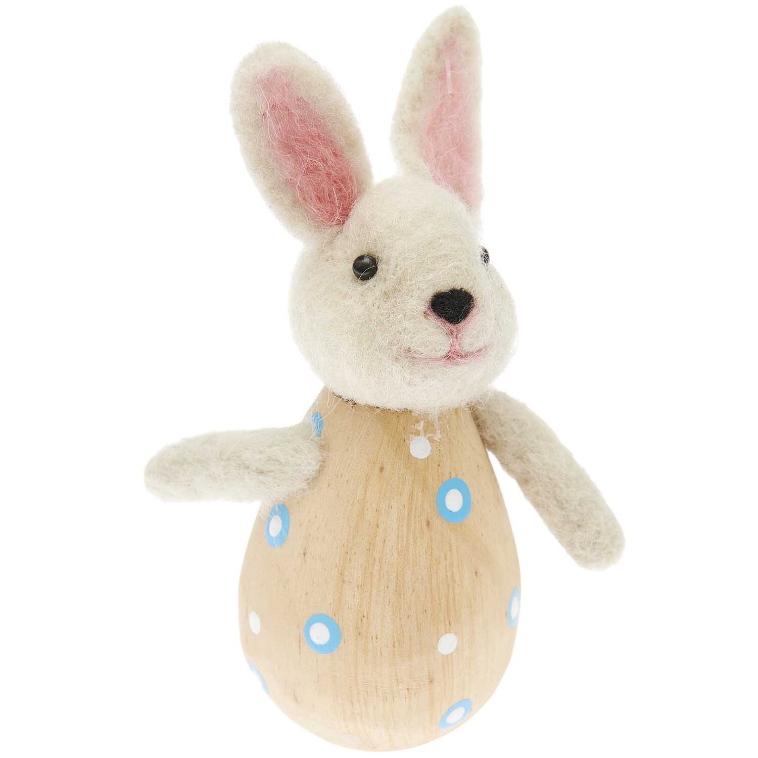 Deko Figur Hase aus Holz mit weißen und blauen Punkten, von Rico Design, 6x6x12,5 cm.