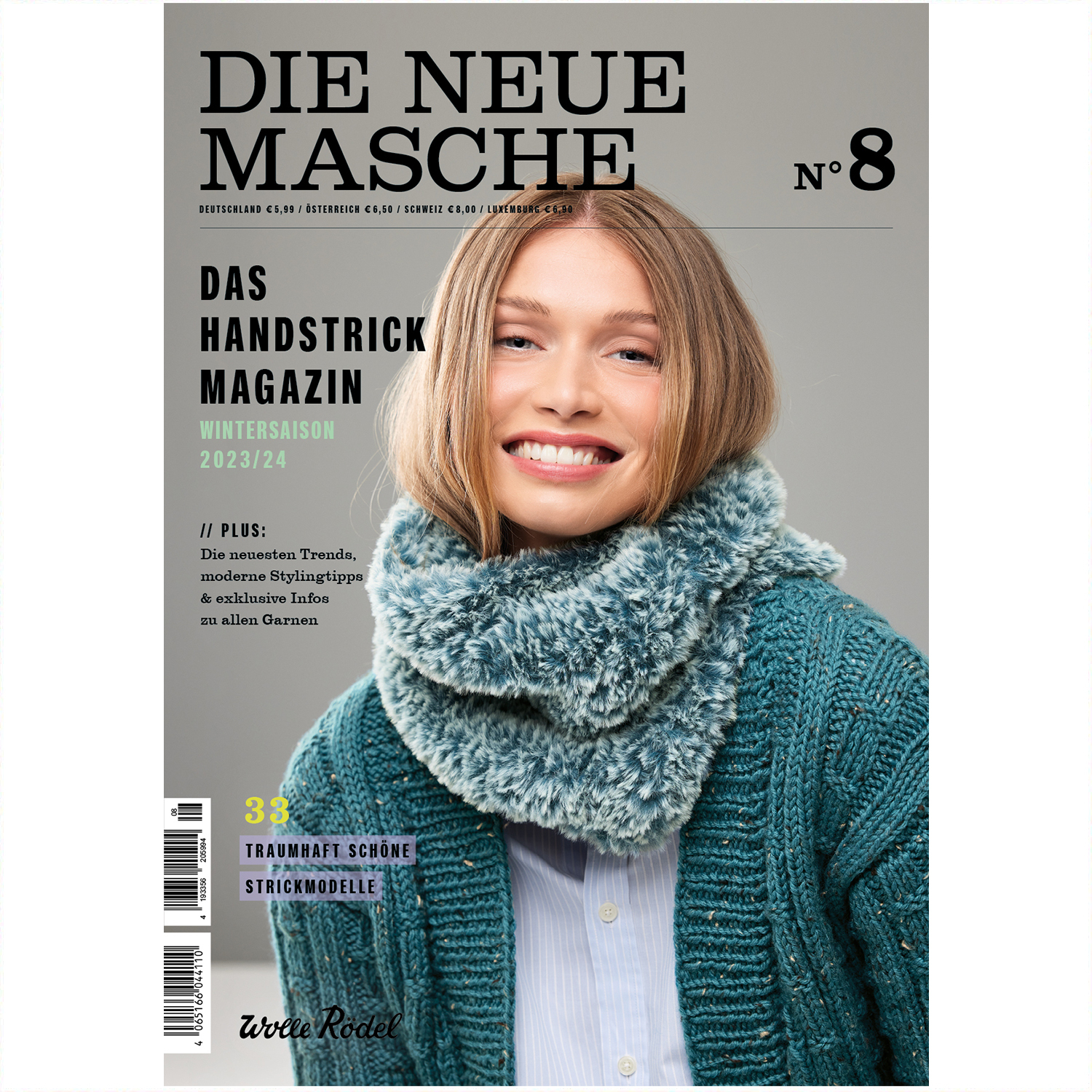 Die Neue Masche Nr. 08 Winter zeigt eine lächelnde Frau in einem blauen Strickoutfit mit passendem Schal.