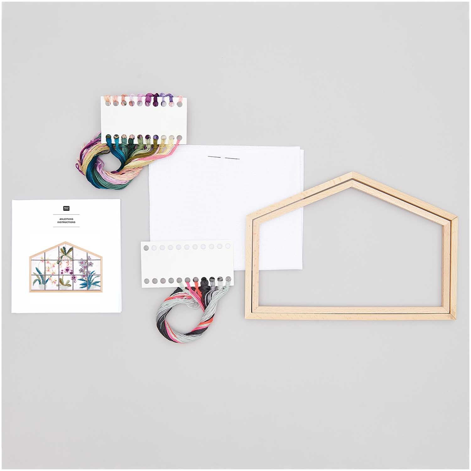Stickpackung Orchideen groß von Rico Design: Set mit Holzrahmen, Garn und Anleitung für ein florales Stickprojekt.