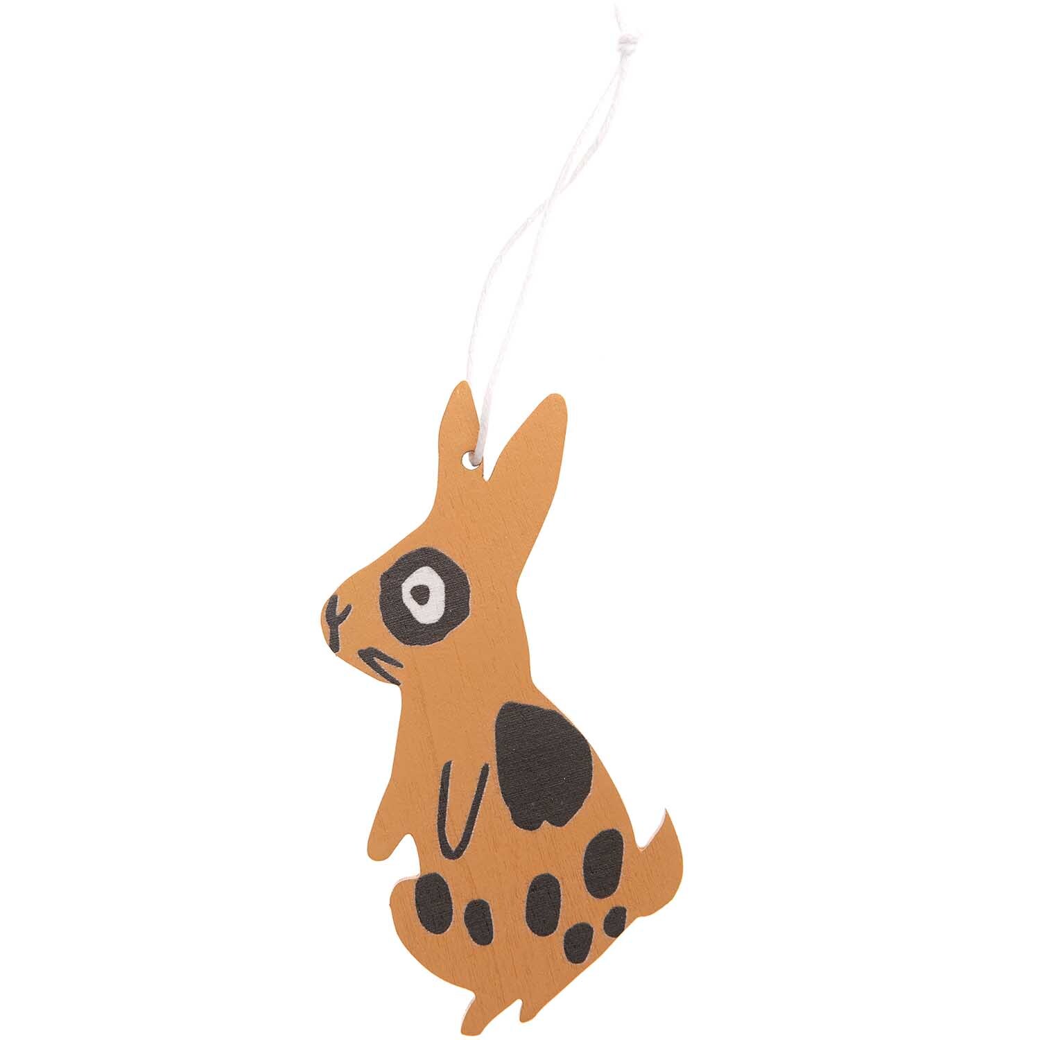 Holzhänger Bunny Braun von Rico Design: Ein brauner Holzhase mit schwarzen Flecken und Aufhängeschnur.