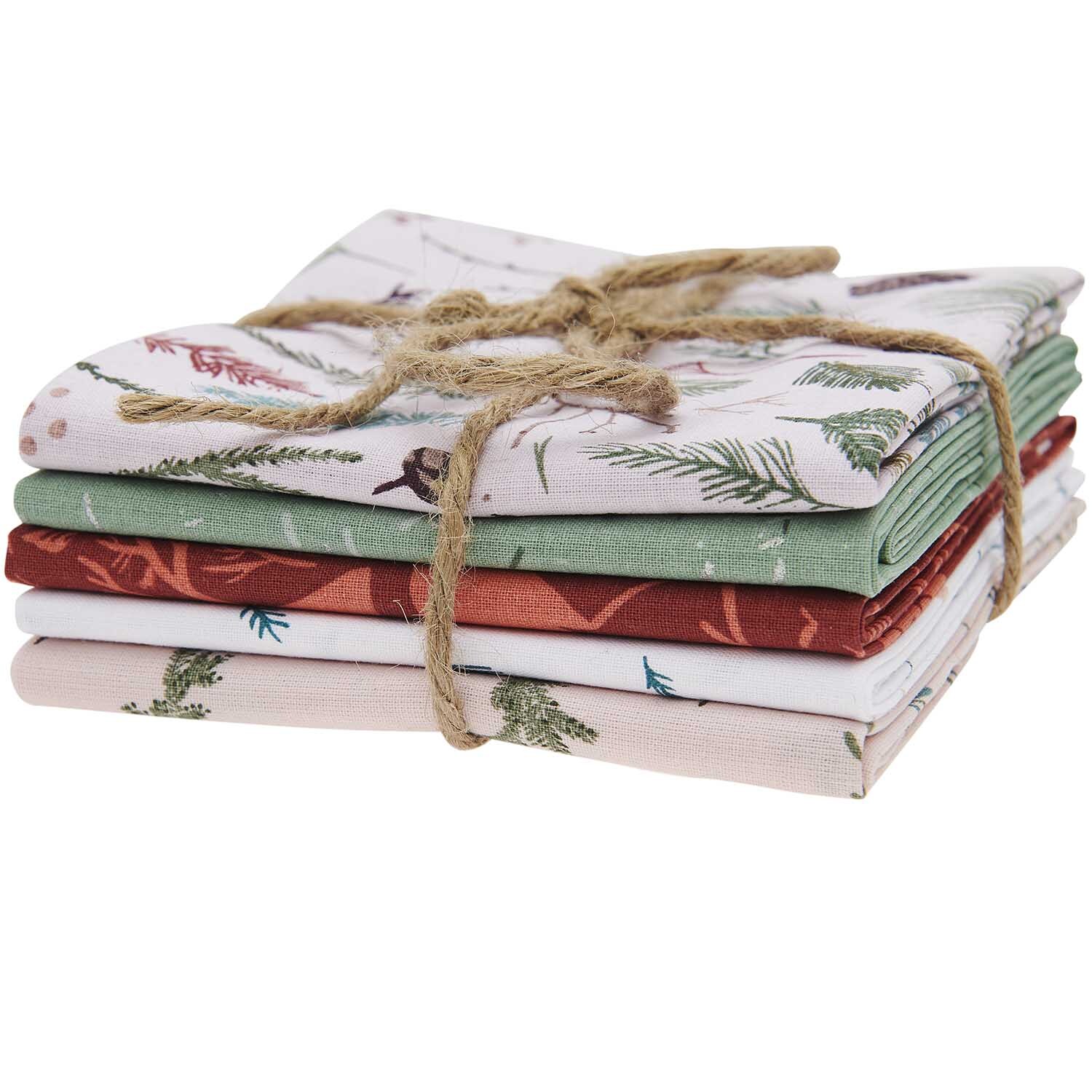 Stoffpaket mit 5 Stoffen Jolly Christmas Zweige, gebunden mit Juteschnur, von Rico Design. Verschiedene Farben und Muster.