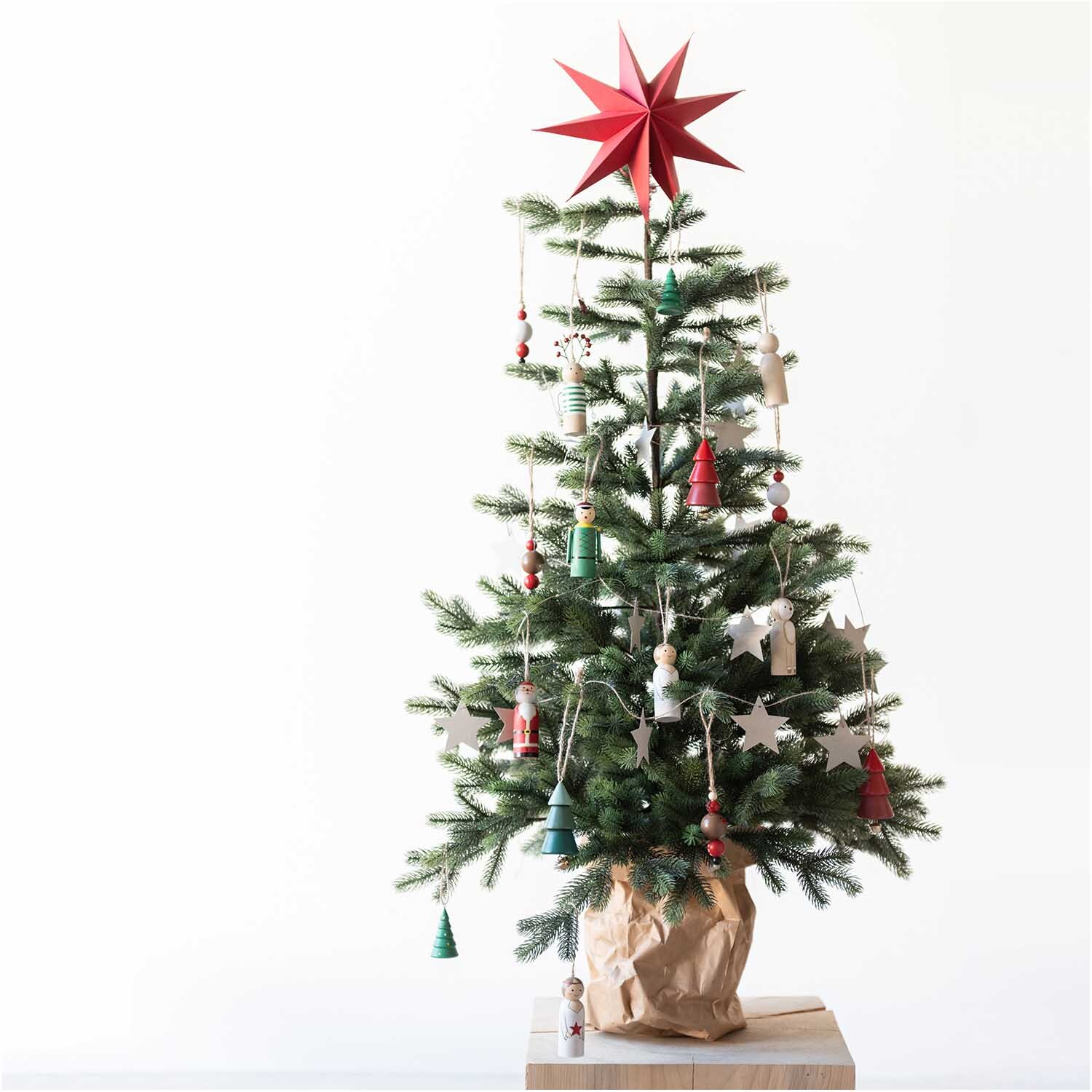 Holzhänger Rentier aus Holzkugeln schmückt einen Weihnachtsbaum mit roten und braunen Akzenten, dekoriert von Rico Design.