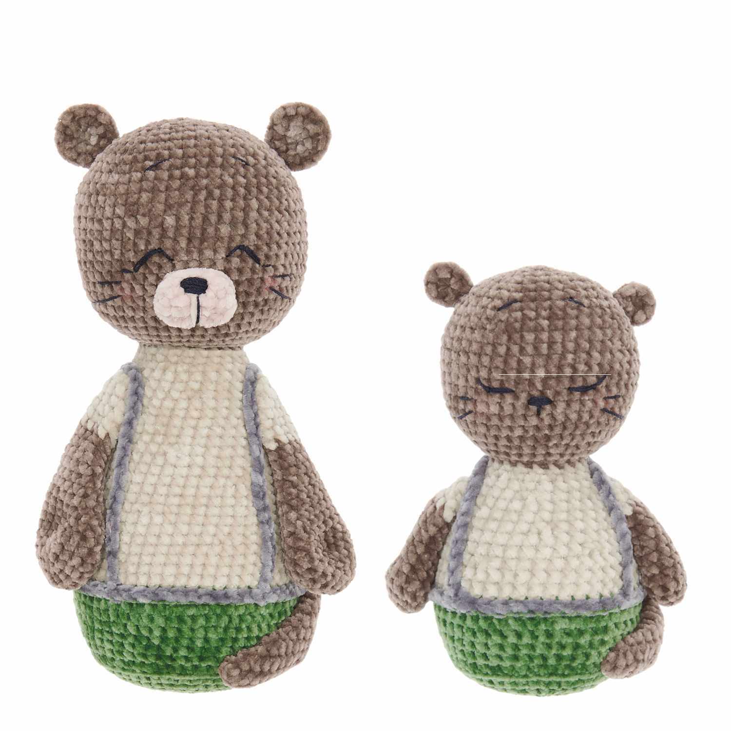 Häkelset Papa Otter und Omar aus Ricorumi Mini Me: Zwei gehäkelte Otter in grünen Hosen.
