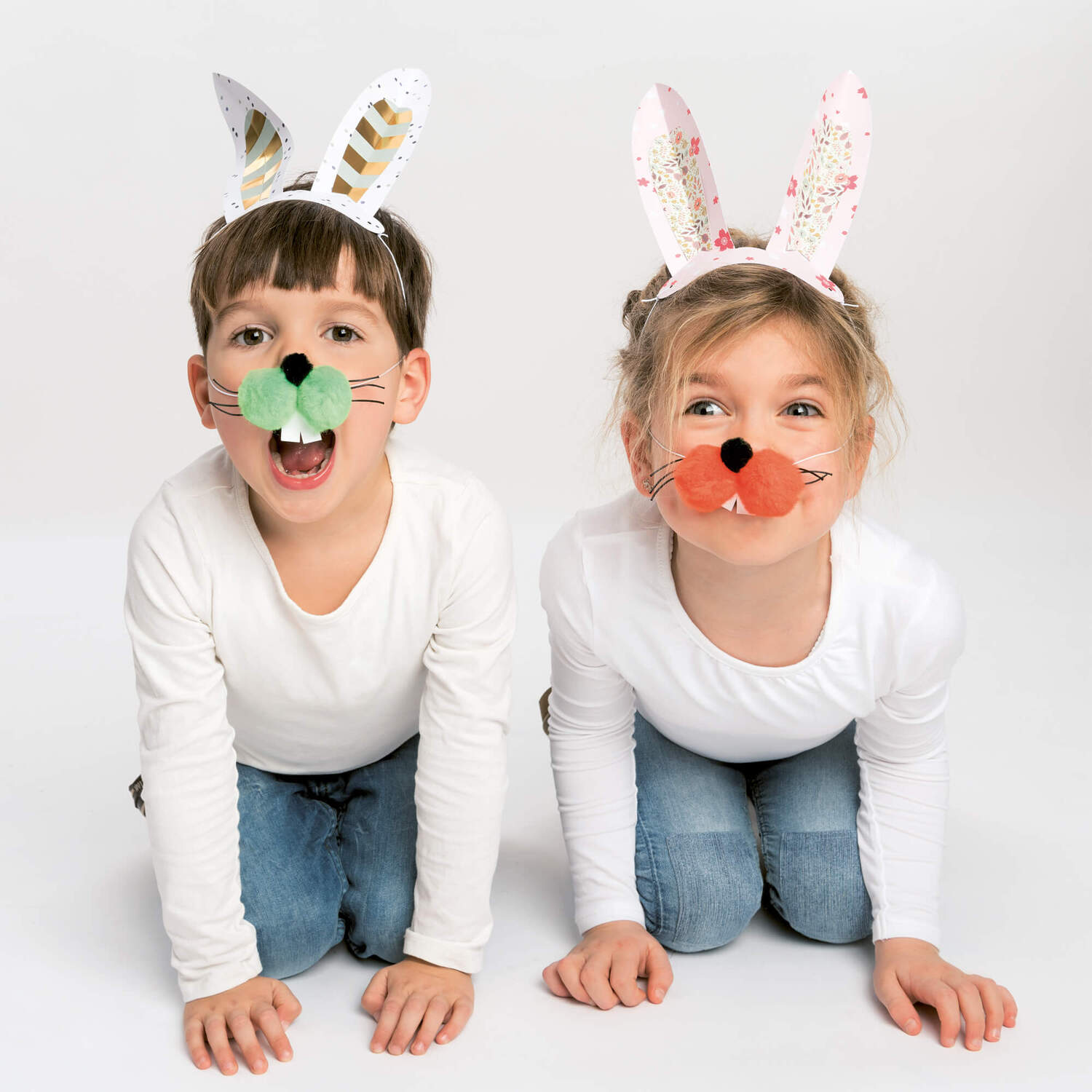 Bastelanleitung Hasenohren aus Papier: Zwei Kinder mit gebastelten Hasenohren und bunten Nasen posieren fröhlich.