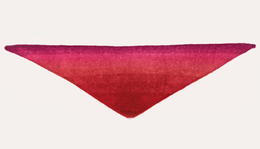 Strickanleitung Dreieckstuch Colourlove: Ein farbenfrohes, dreieckiges Tuch in Rot- und Pinktönen. Ideal für stilvolle Strickprojekte.