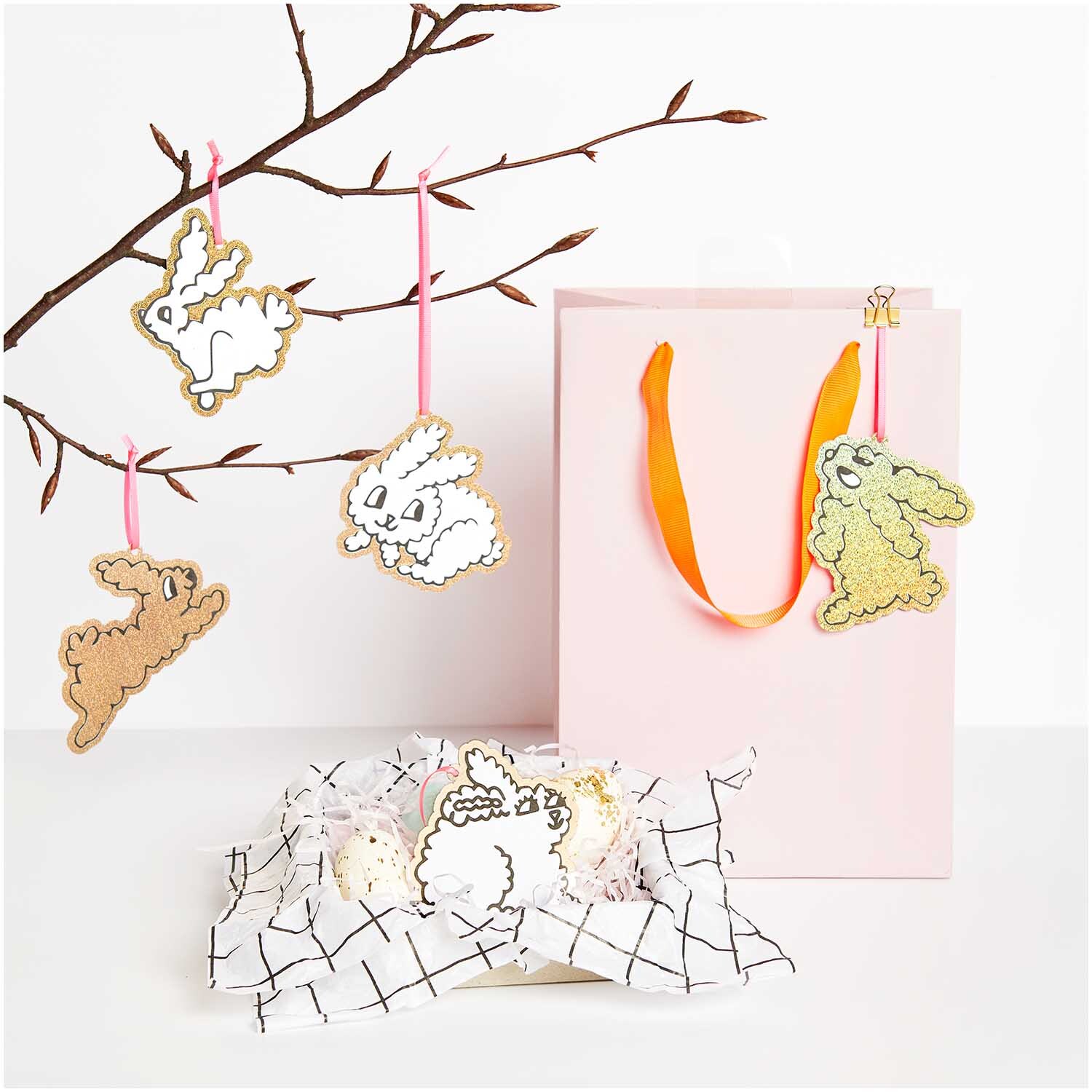 Paper Poetry Geschenkanhänger Futschikato Hasen, dekorative Anhänger in Hasenform an einem Ast und einer Geschenktüte, 8 Stück von Rico Design.