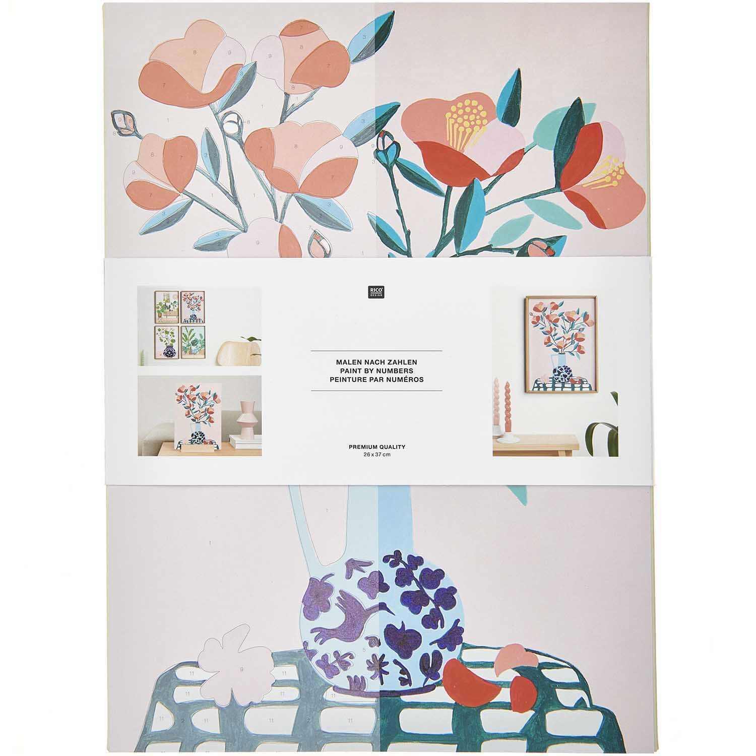 Rico Design Malen nach Zahlen Kamelie zeigt ein florales Motiv mit rosa und blauen Blüten.