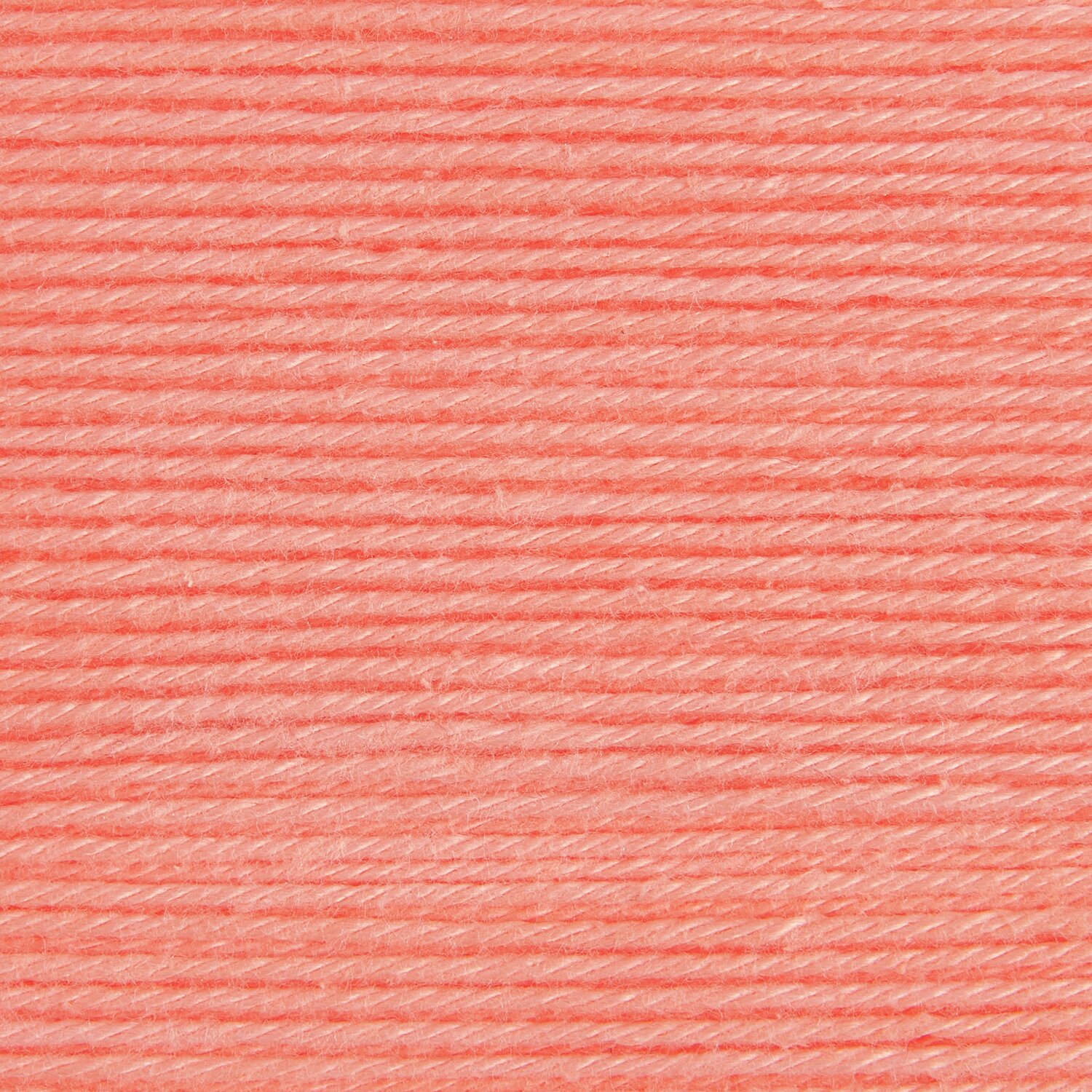 Rico Cotton in Flamingo zeigt weiches, korallenfarbenes Garn, ideal für Strickprojekte.