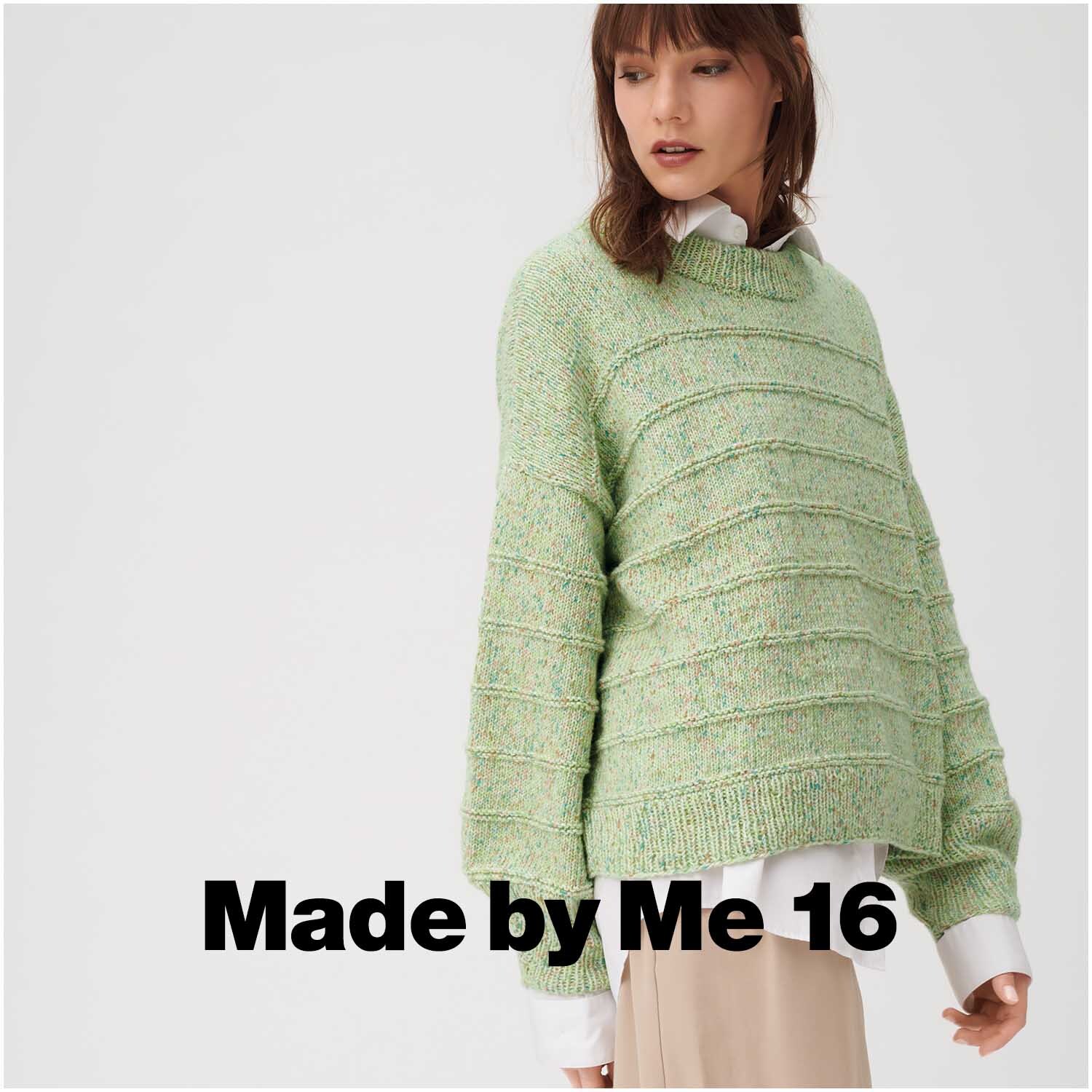 Creative Cotton Flecky Fleece dk: Frau trägt grünen Pullover von Rico Design, gestrickt aus weichem Garn.