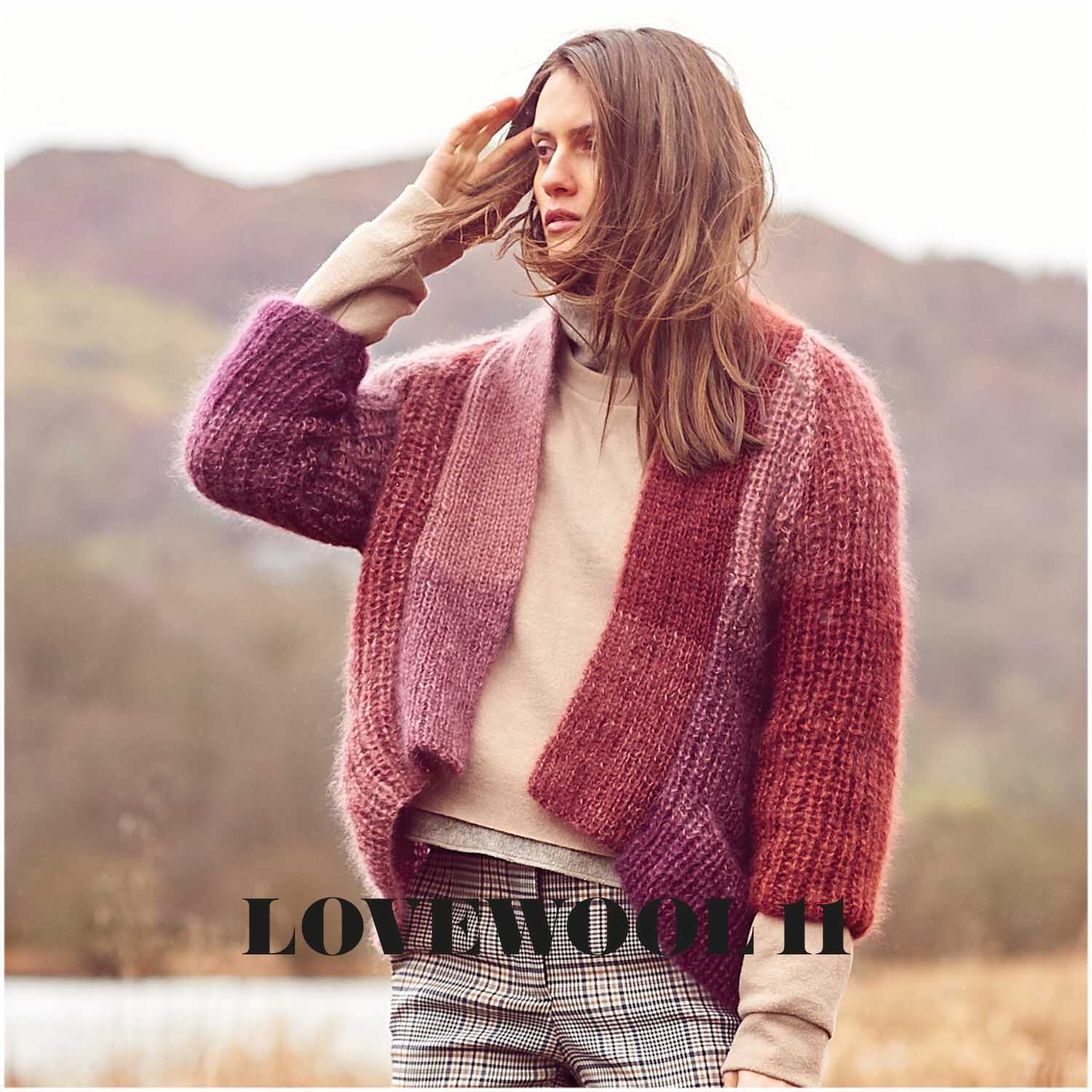 Essentials Super Kid Mohair Loves Silk Colourlove: Frau in beerenfarbener Strickjacke von Rico Design in herbstlicher Landschaft.