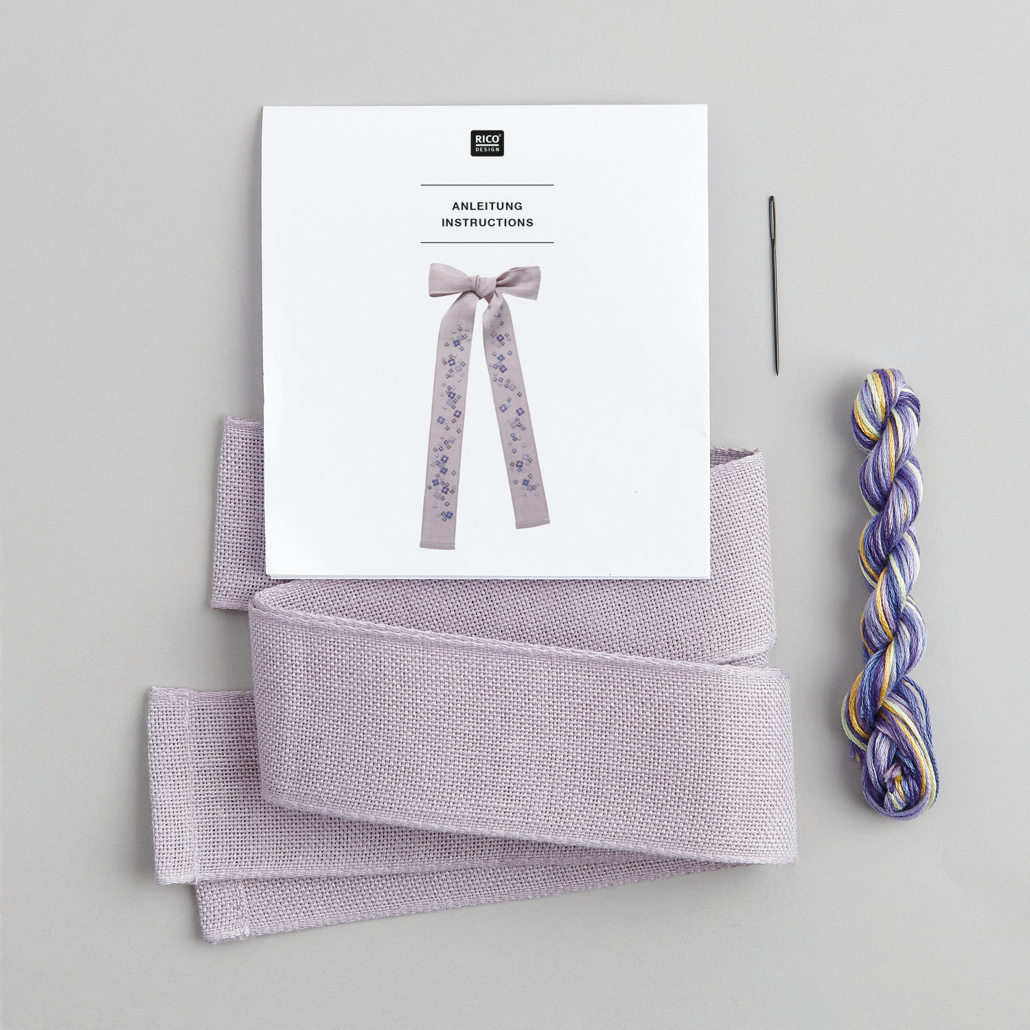 Stickpackung Schleife Vergissmeinnicht von Rico Design mit Anleitung, Nadel und Garn in Pastelltönen.