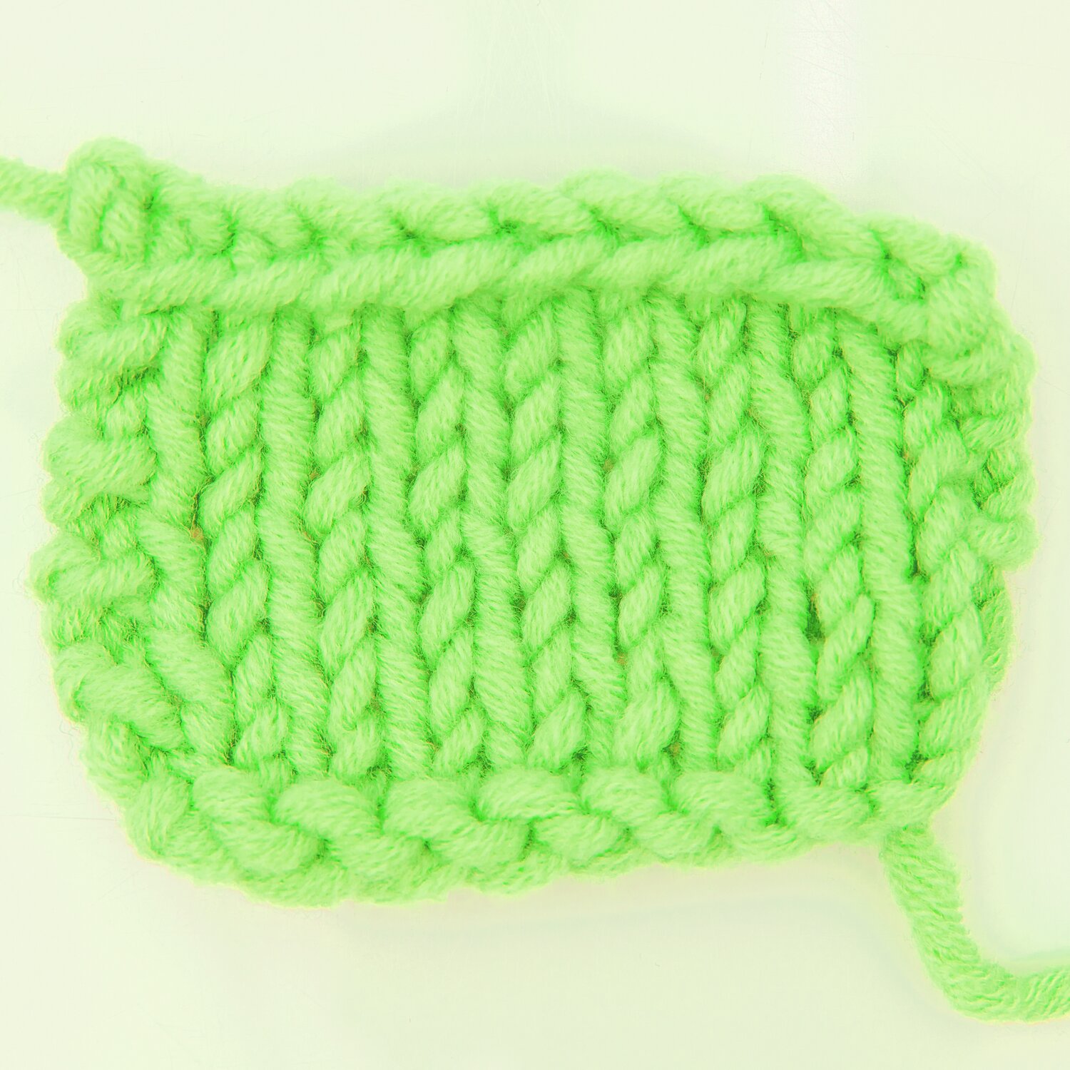 Polar: Strickprobe aus grünem Garn von Rico Design, 50g 45m, zeigt dicke, gleichmäßige Maschen.