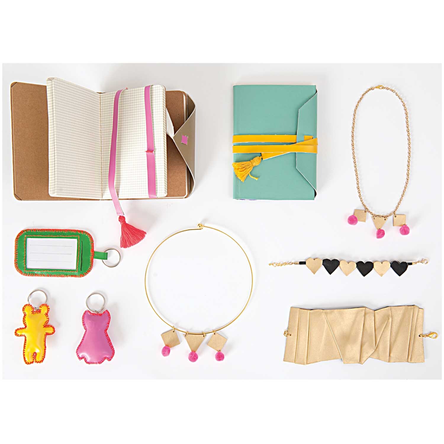 Kunstleder Set fashion 14,8x21cm 5 Stück von Rico Design mit bunten Accessoires wie Notizbüchern, Schmuck und Schlüsselanhängern.