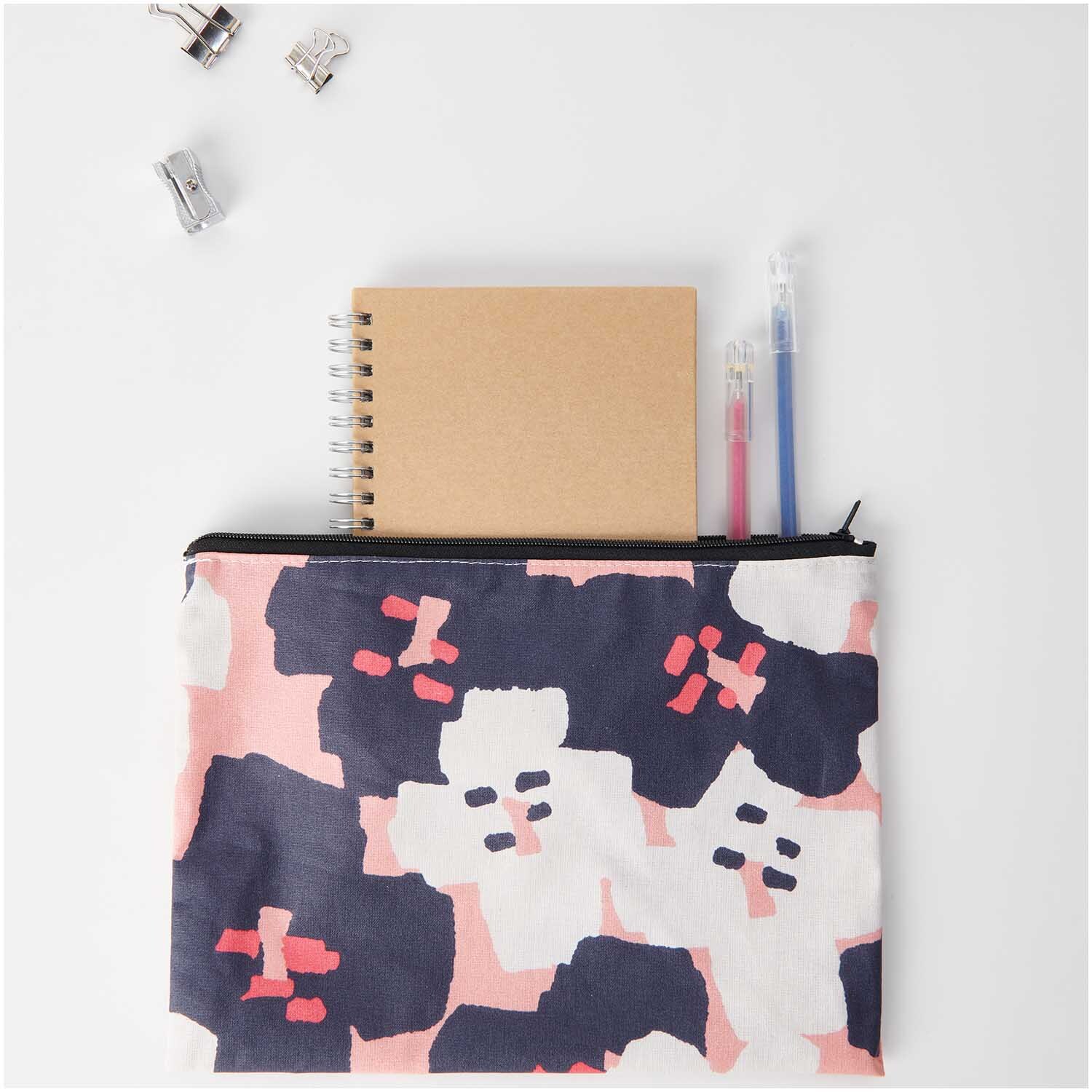 Pouch Okina Hana pfirsich 17x23cm mit floralem Muster, enthält Notizbuch und Stifte.