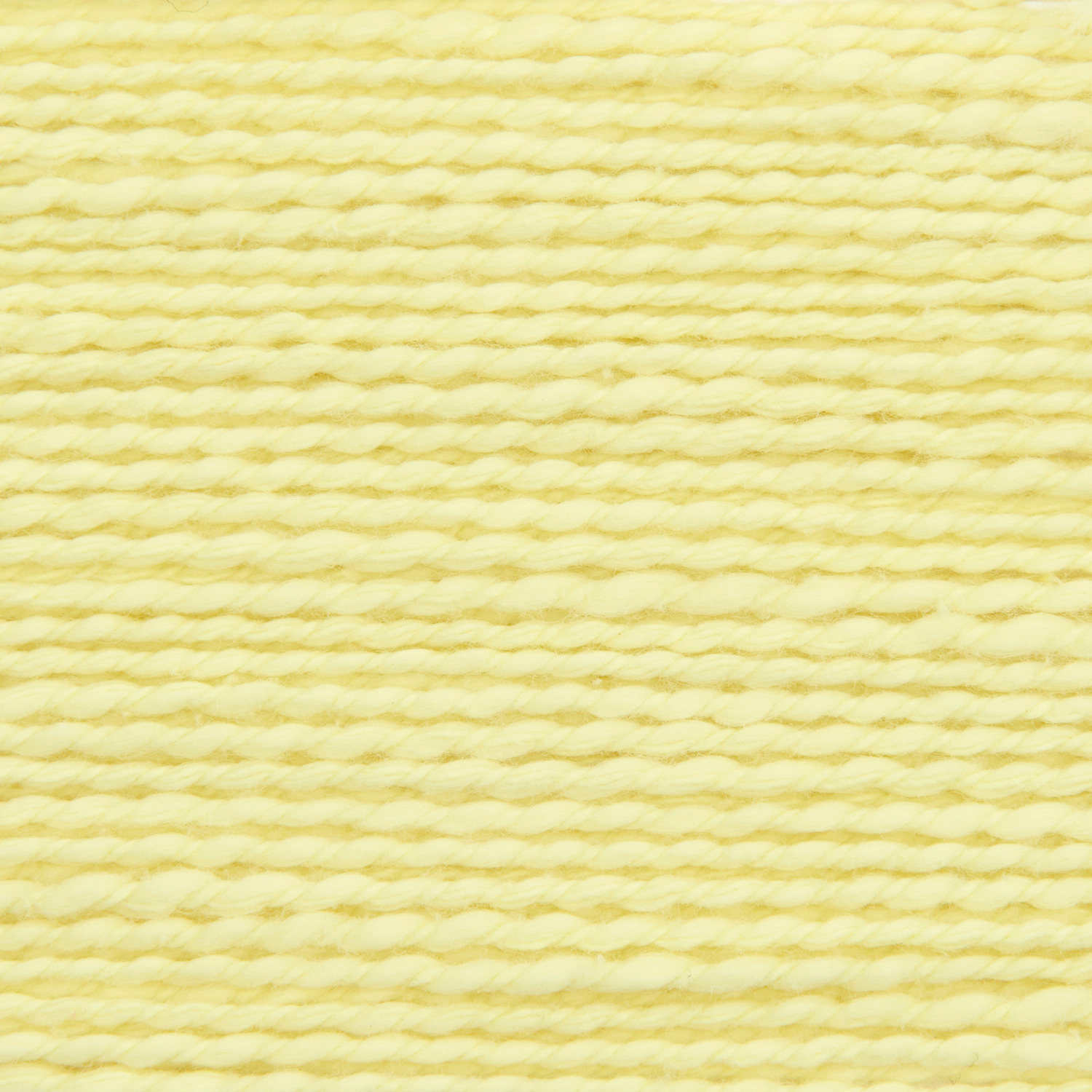 Essentials Super Cotton dk: Nahaufnahme von gelbem Garn, 50g 100m, von Rico Design. Ideal für Strickprojekte.