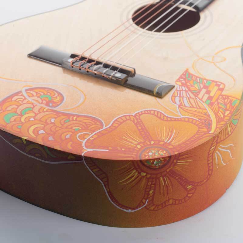 Gitarre mit floralen Mustern in Orange und Gelb auf dem Korpus, Nahaufnahme der kunstvollen Verzierung.