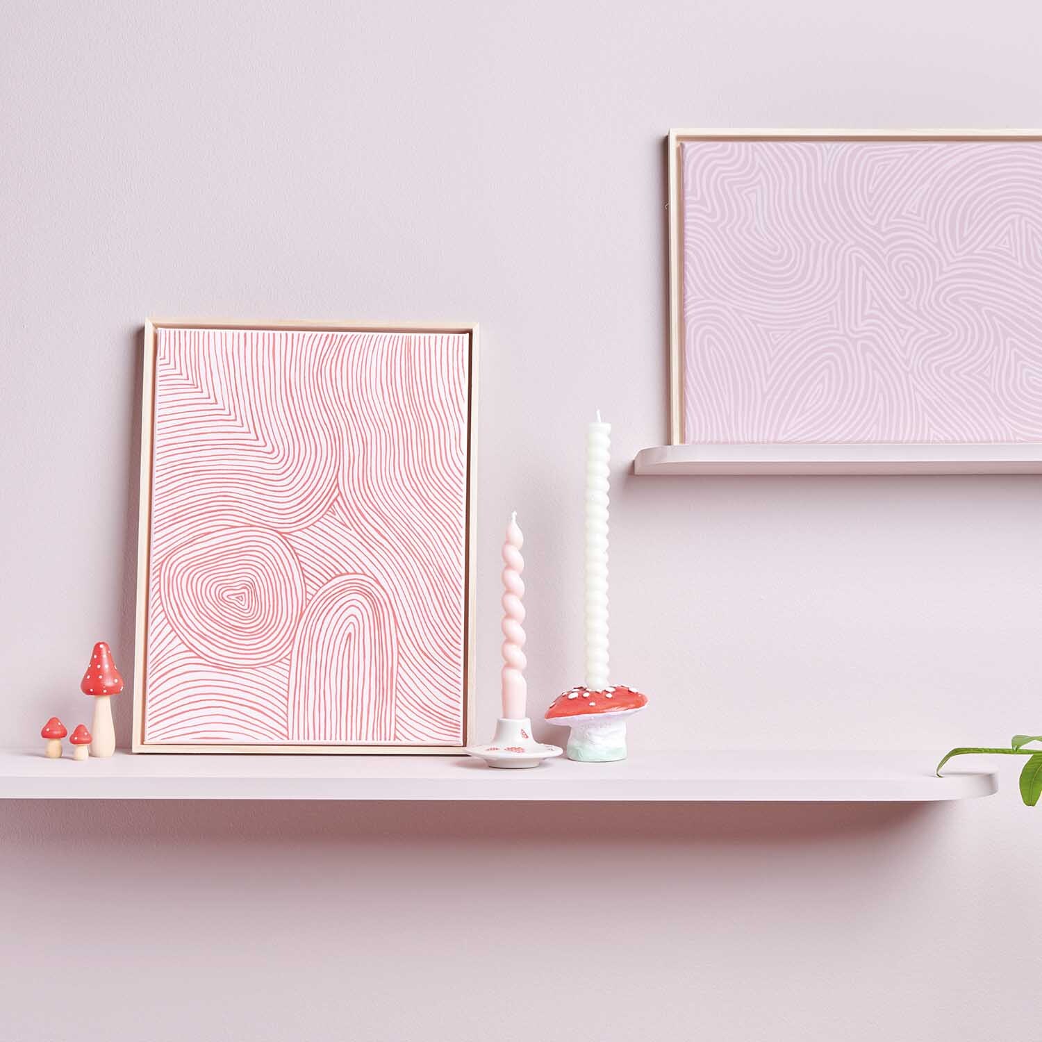 Anleitung abstrakte Kunstwerke mit Acrylini Markern: Rosa Linienkunst auf Wandregal mit Kerzen und Deko. Ideal für kreative Wohnräume.