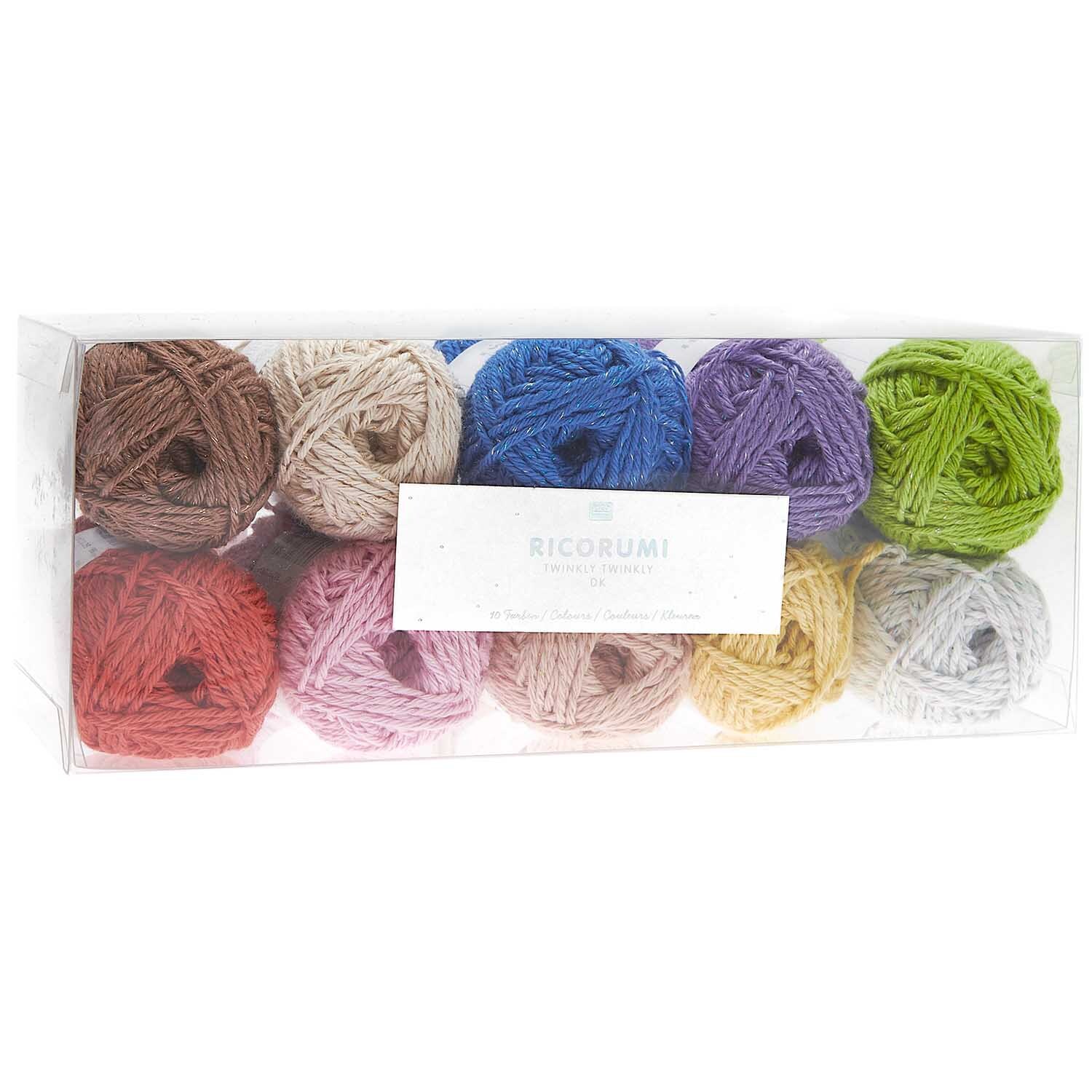 Ricorumi Twinkly Twinkly dk Set: Zehn bunte Garnknäuel von Rico Design in einer transparenten Box.