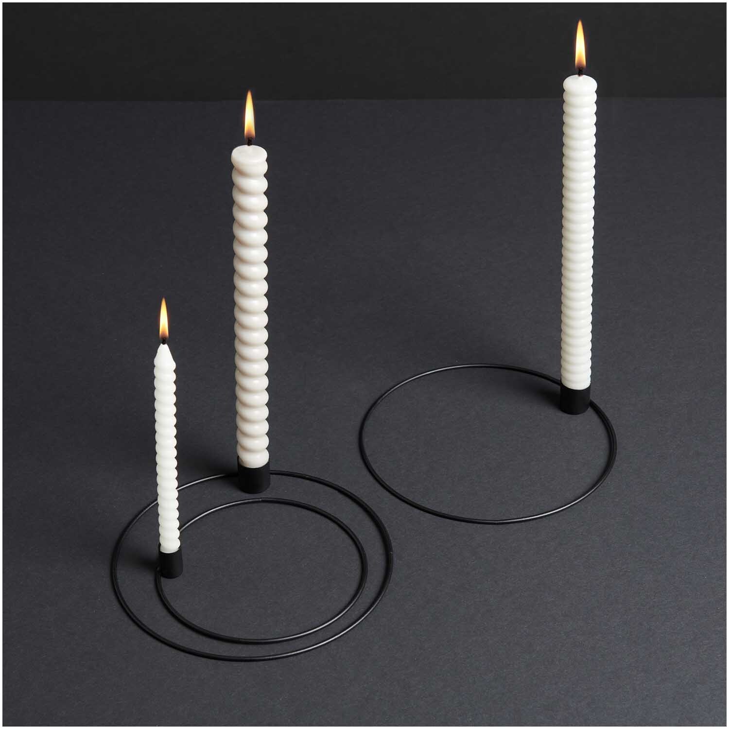 Metallring mit Kerzenhalter Ø 15cm in Schwarz Matt von Rico Design, mit zwei brennenden Kerzen.