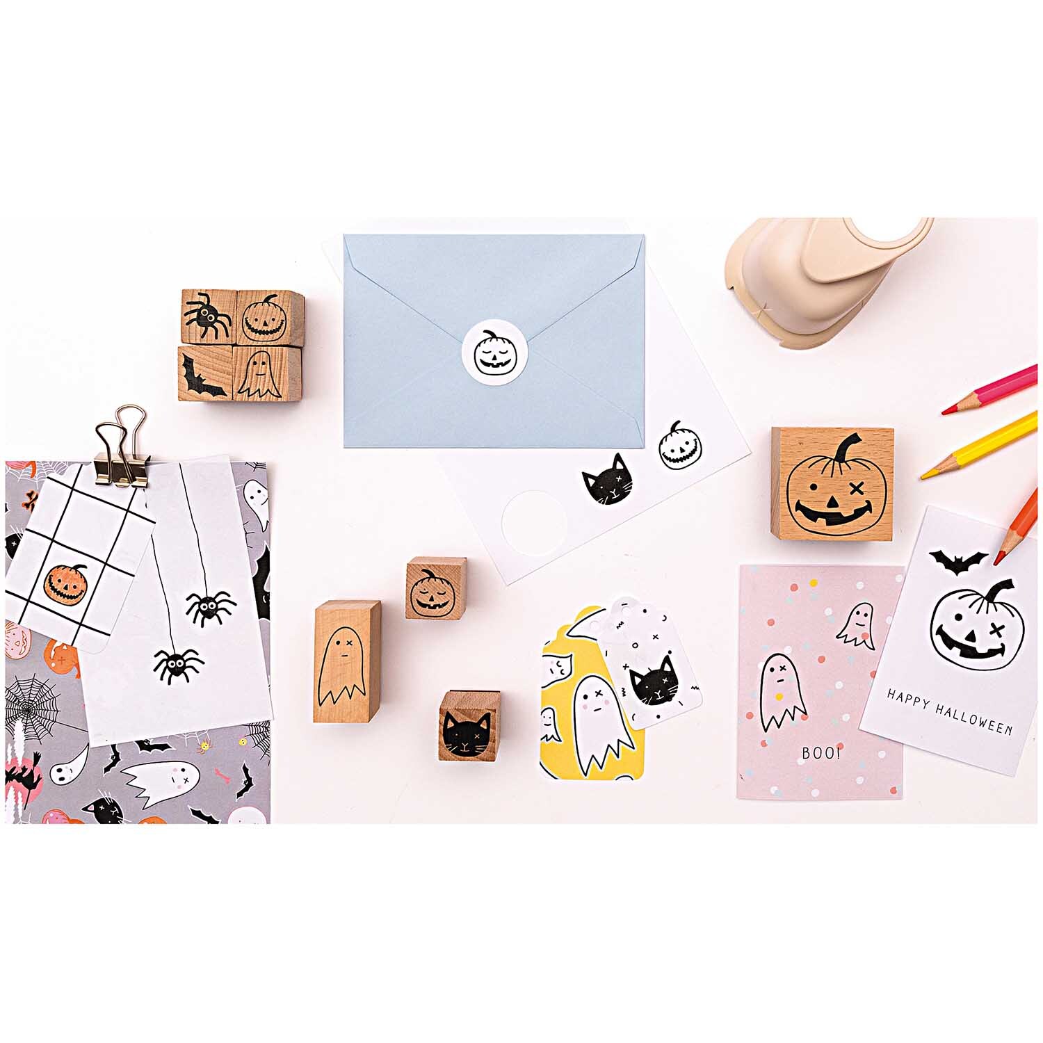 Paper Poetry Motivpapier Block Halloween zeigt bunte Halloween-Motive mit Kürbissen und Geistern. Ideal für kreative Bastelprojekte.