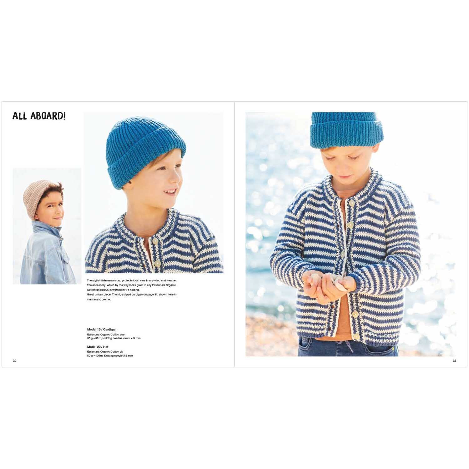 Kids Nr.10: Ein Kind trägt eine gestreifte Strickjacke und eine blaue Mütze von Rico Design am Strand.