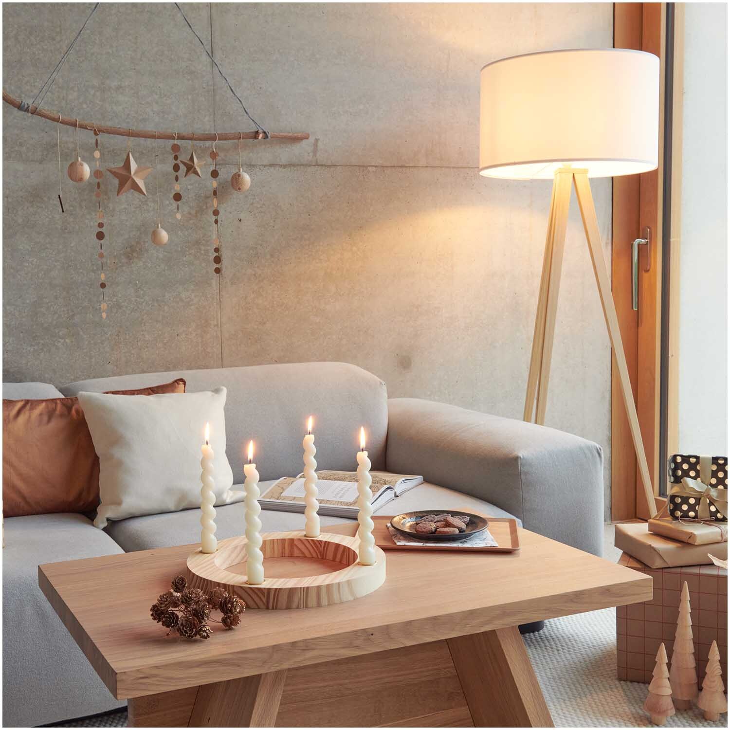Paper Poetry Girlande Kreise braun Papier 2,7m dekoriert einen gemütlichen Wohnraum mit Sofa, Stehlampe und Adventskranz auf Holztisch.