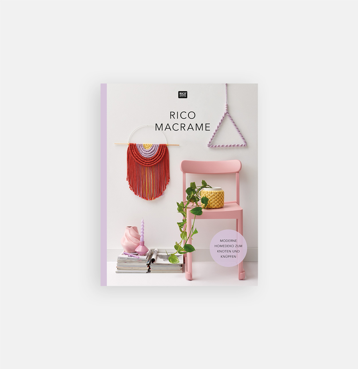 Ein Anleitungsheft für Makramee. Flatlay von Produkt.