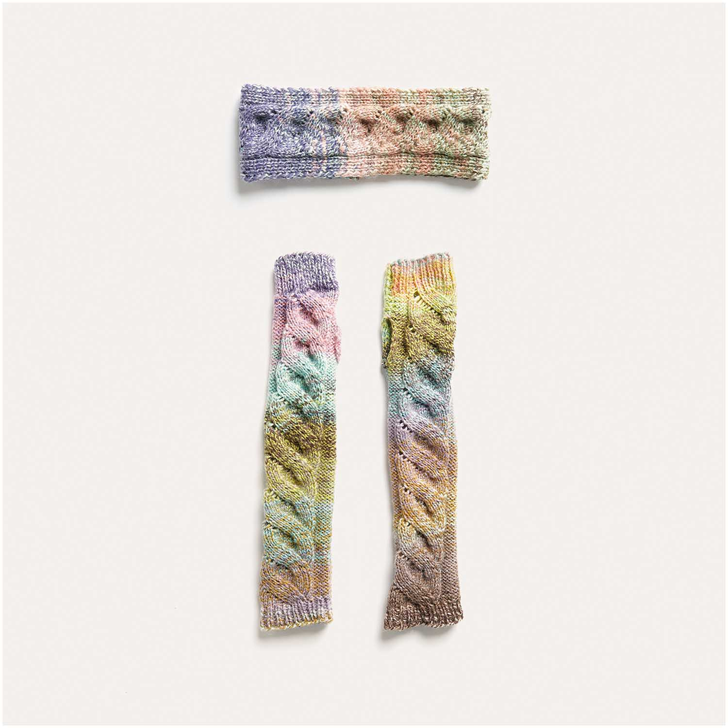 Gestrickte Stulpen und Stirnband: Modell 02 und 03 aus dem Heft Creative Chic Unique dk Special