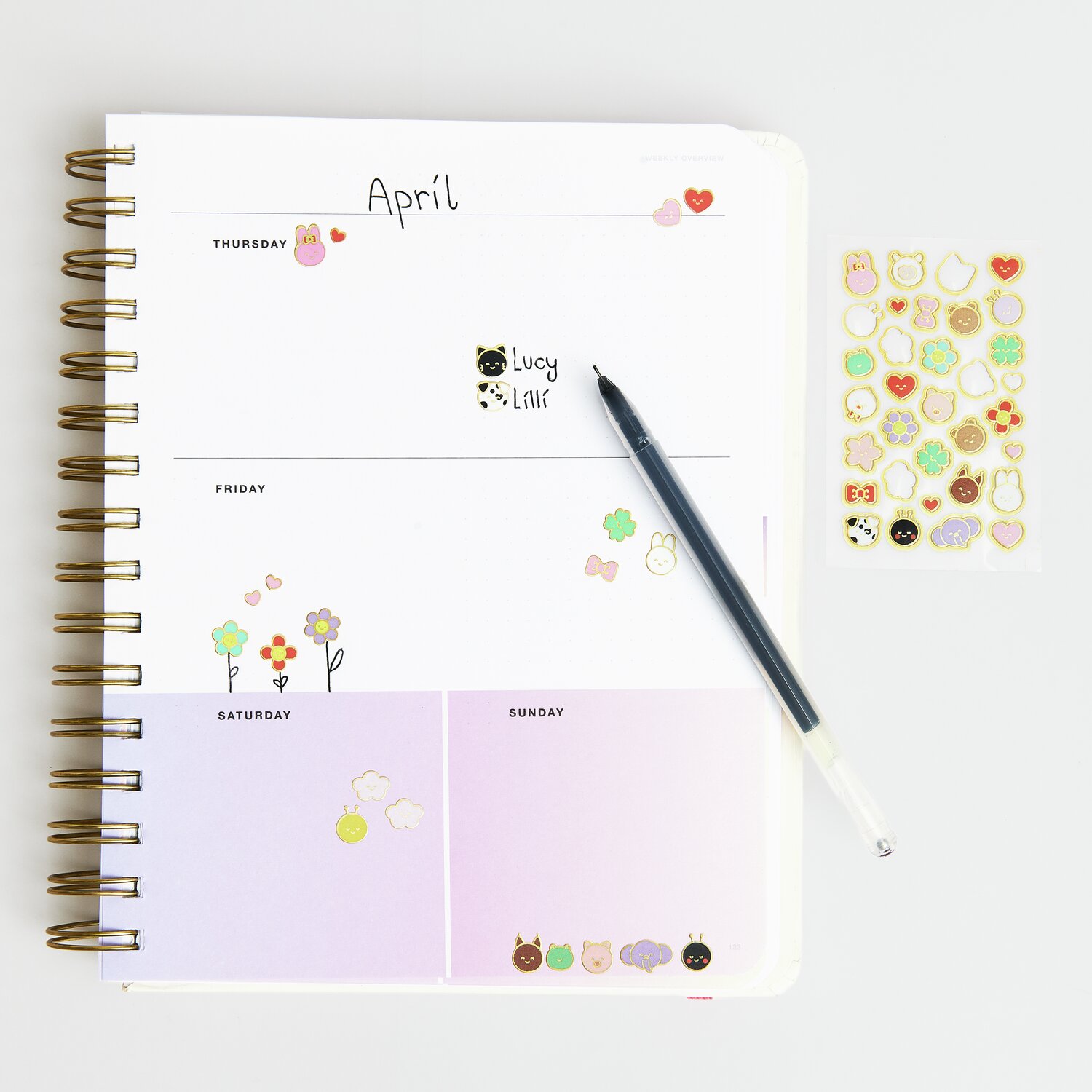 Paper Poetry Mini-Foliensticker Chingu: Bunte Sticker auf einem Wochenplaner mit Stift.