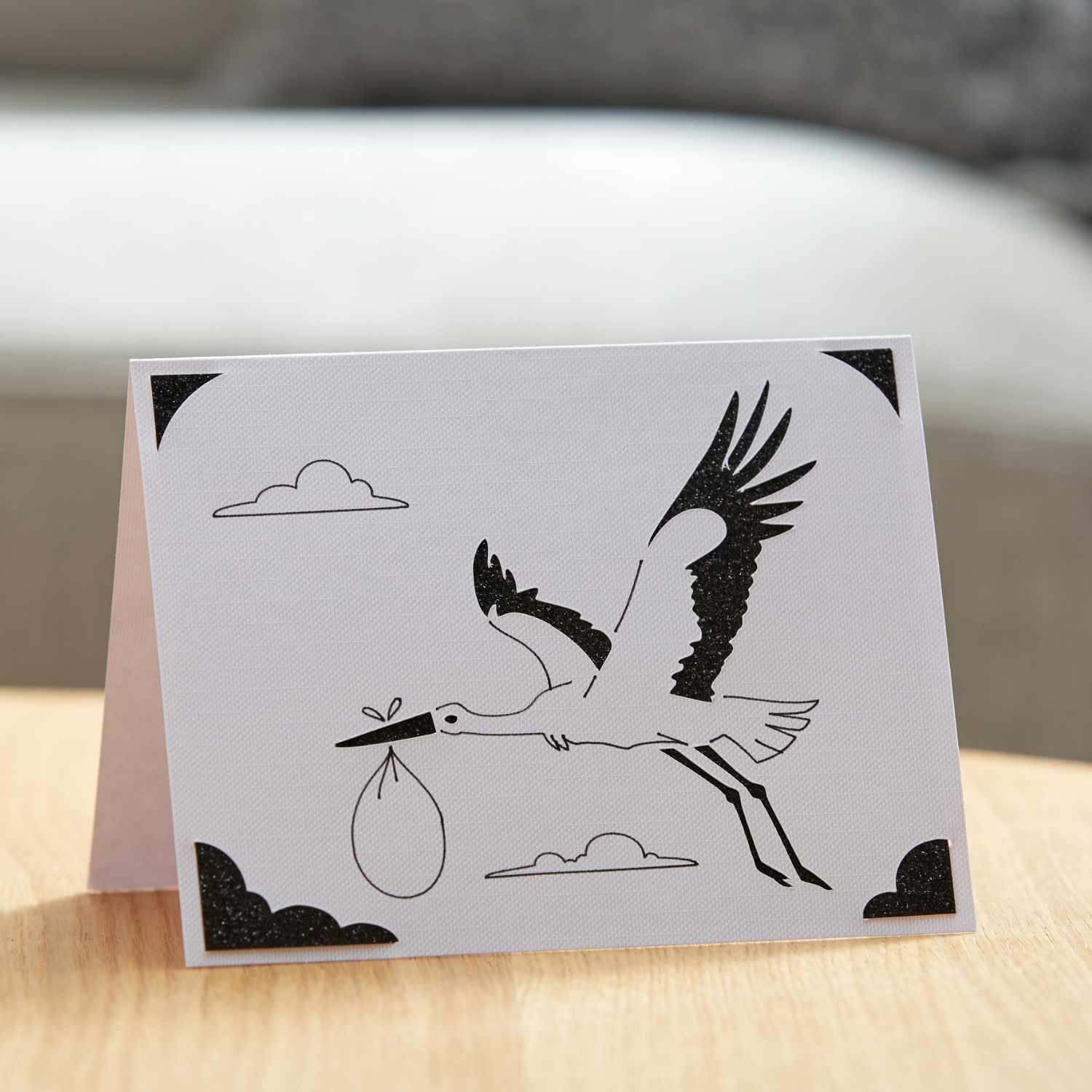 Joy Insert Card Kartenset zeigt eine elegante schwarz-weiße Karte mit einem Storchmotiv. Ideal für besondere Anlässe.