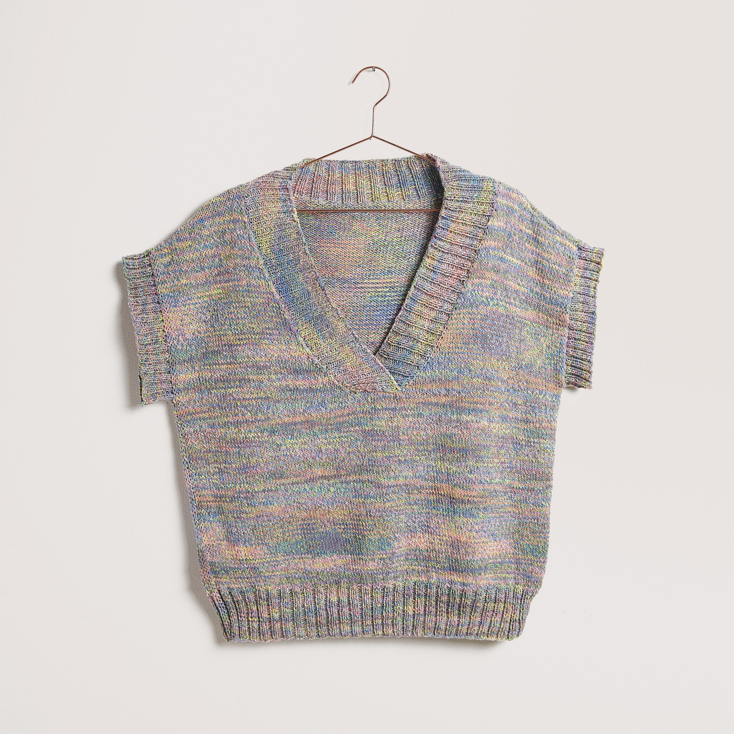 Buntes Shirt auf grauem Hintergrund – zum Strickset