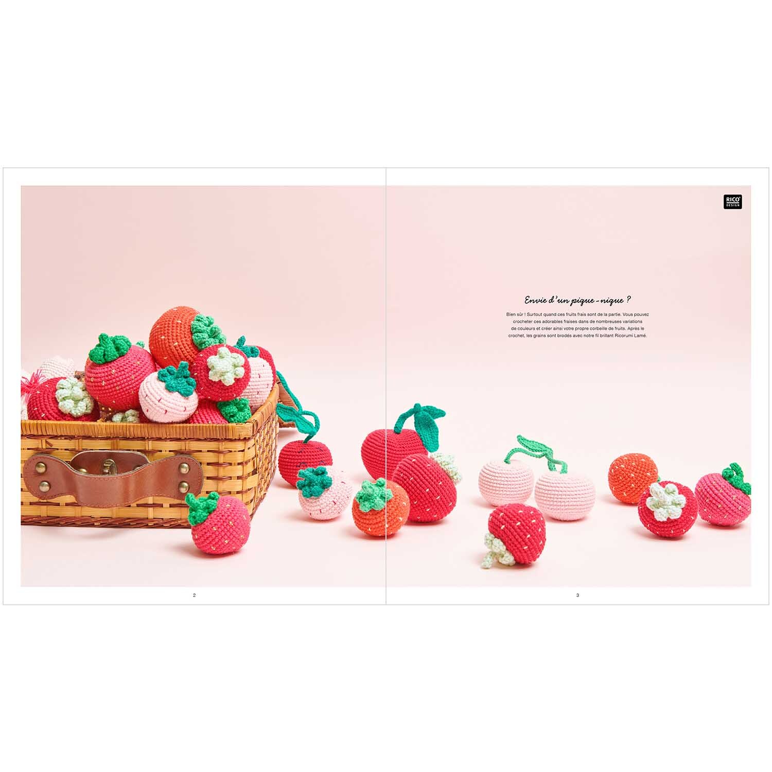 Ricorumi Just Bees + Fruits + Flowers: Gehäkelte Erdbeeren in Rot und Rosa, dekorativ in einem Korb arrangiert. Ideal für kreative Handarbeitsprojekte.