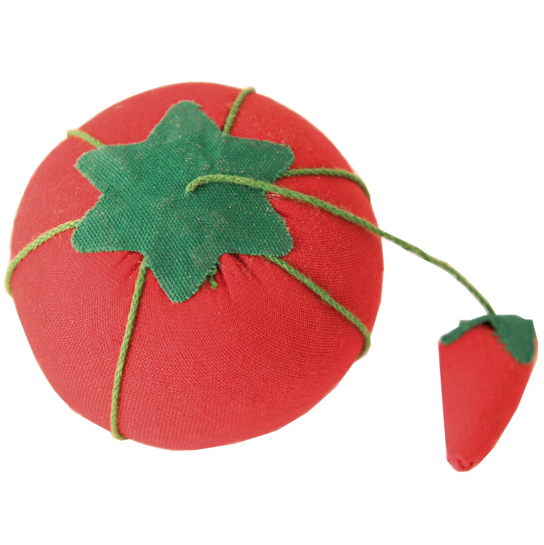 Nadelkissen Tomate 5,2cm von Rico Design, rundes Stoffkissen mit grünem Blattdetail und kleinem anhängendem Kissen, ideal zum sicheren Aufbewahren von Nähnadeln