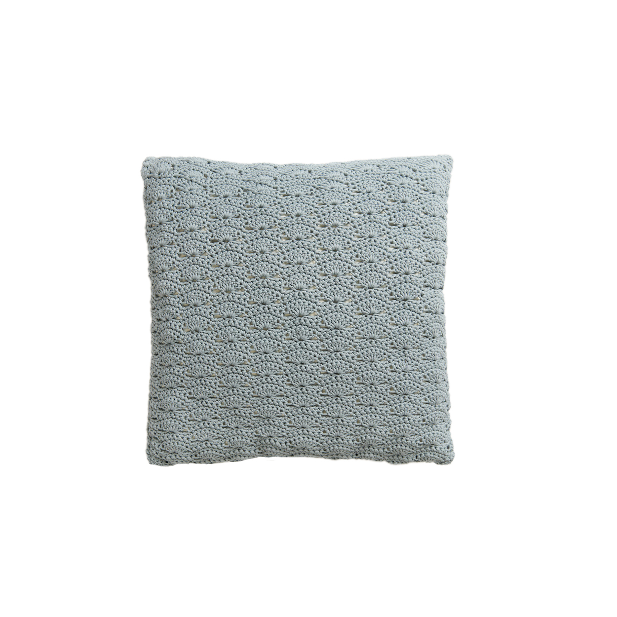 Blau-graues Kissen in Muschelstruktur gehäkelt. Flatlay von Produkt.