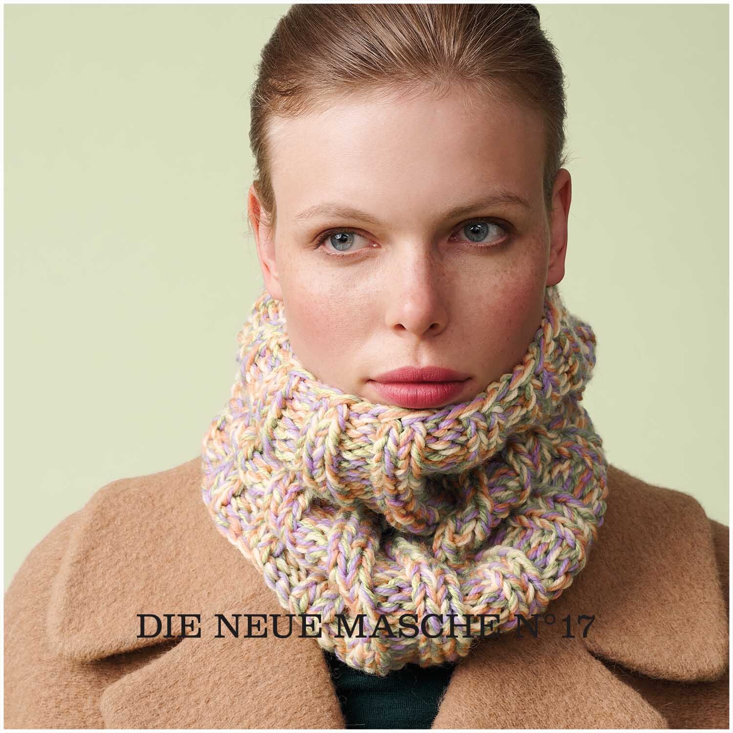 Soft Merino: Frau trägt gestrickten Schal in Pfirsich von Wolle Rödel, ideal für kalte Tage.