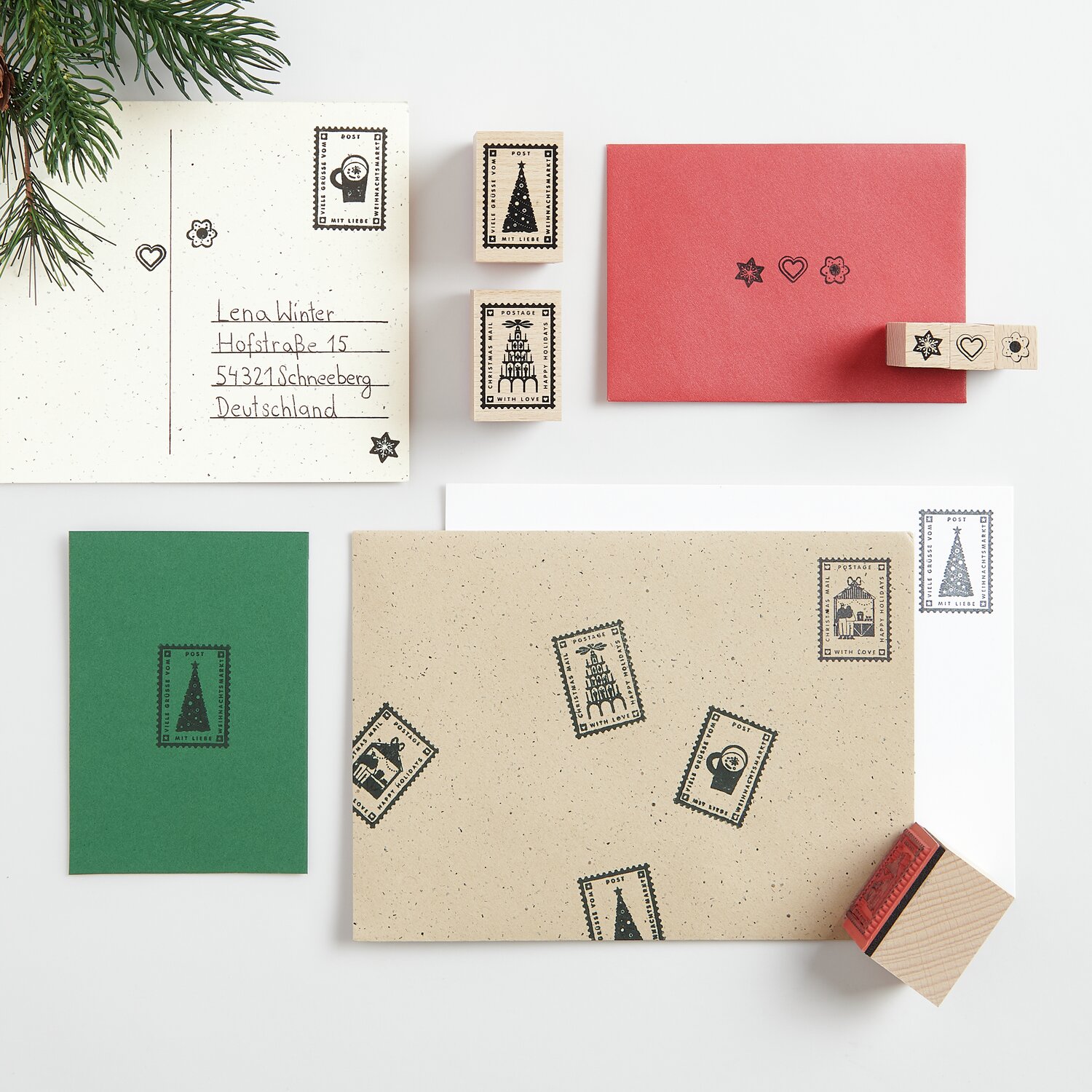 Stempelset Weihnachtspost: 8-teiliges Set mit festlichen Motiven auf Karten in Rot, Grün und Beige.