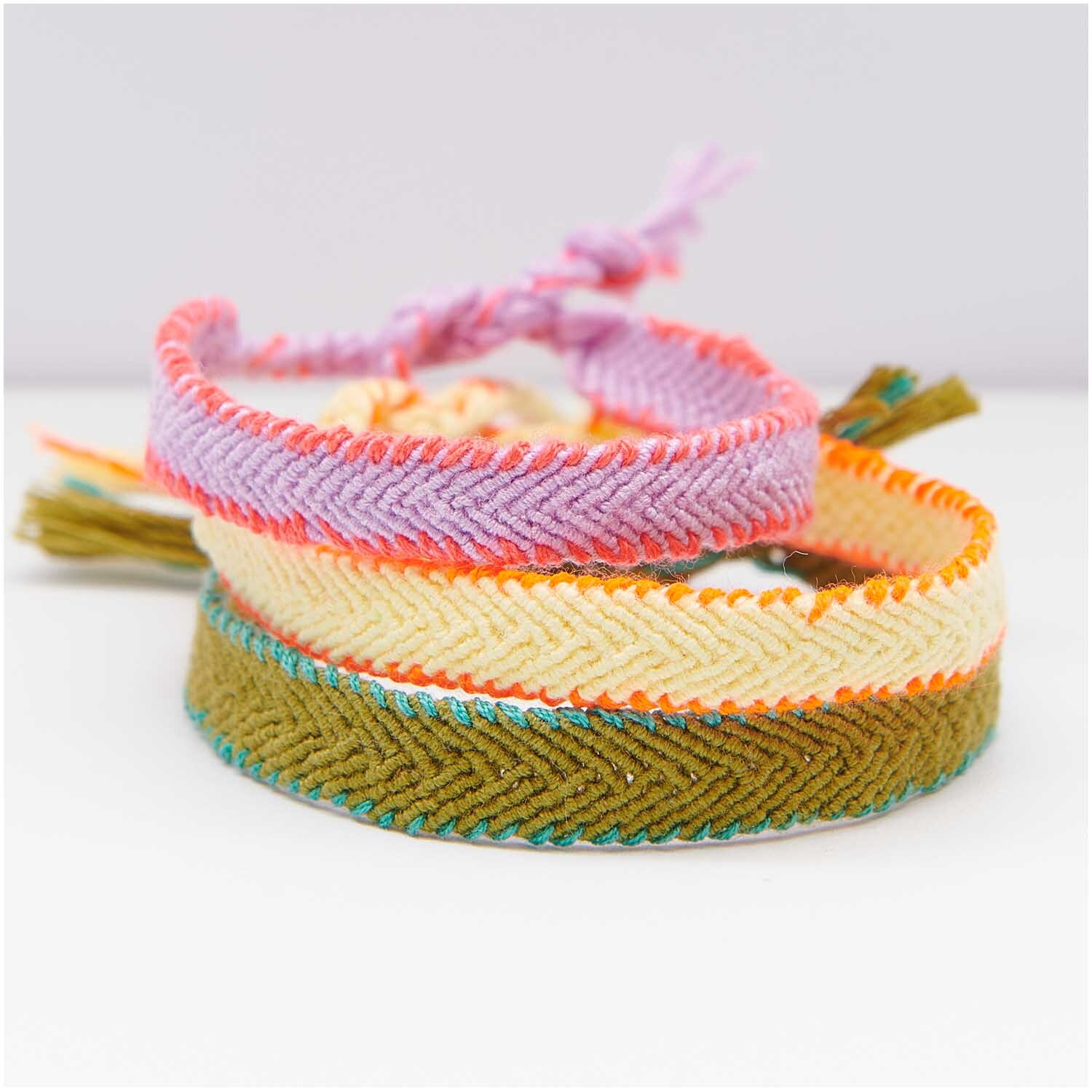 Stickgarn Set Multicolour Fashion: Drei bunte Freundschaftsbänder aus mehrfarbigem Garn, 24-teilig von Rico Design.