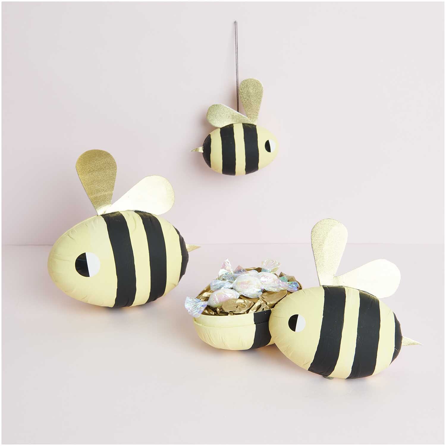 Pappmaché Eier natur in Bienenform, dekorativ arrangiert, ideal für kreative Bastelprojekte.