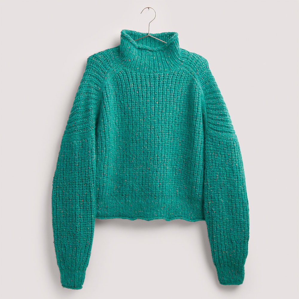 Pullover auf grauem Hintergrund – zum Strickset