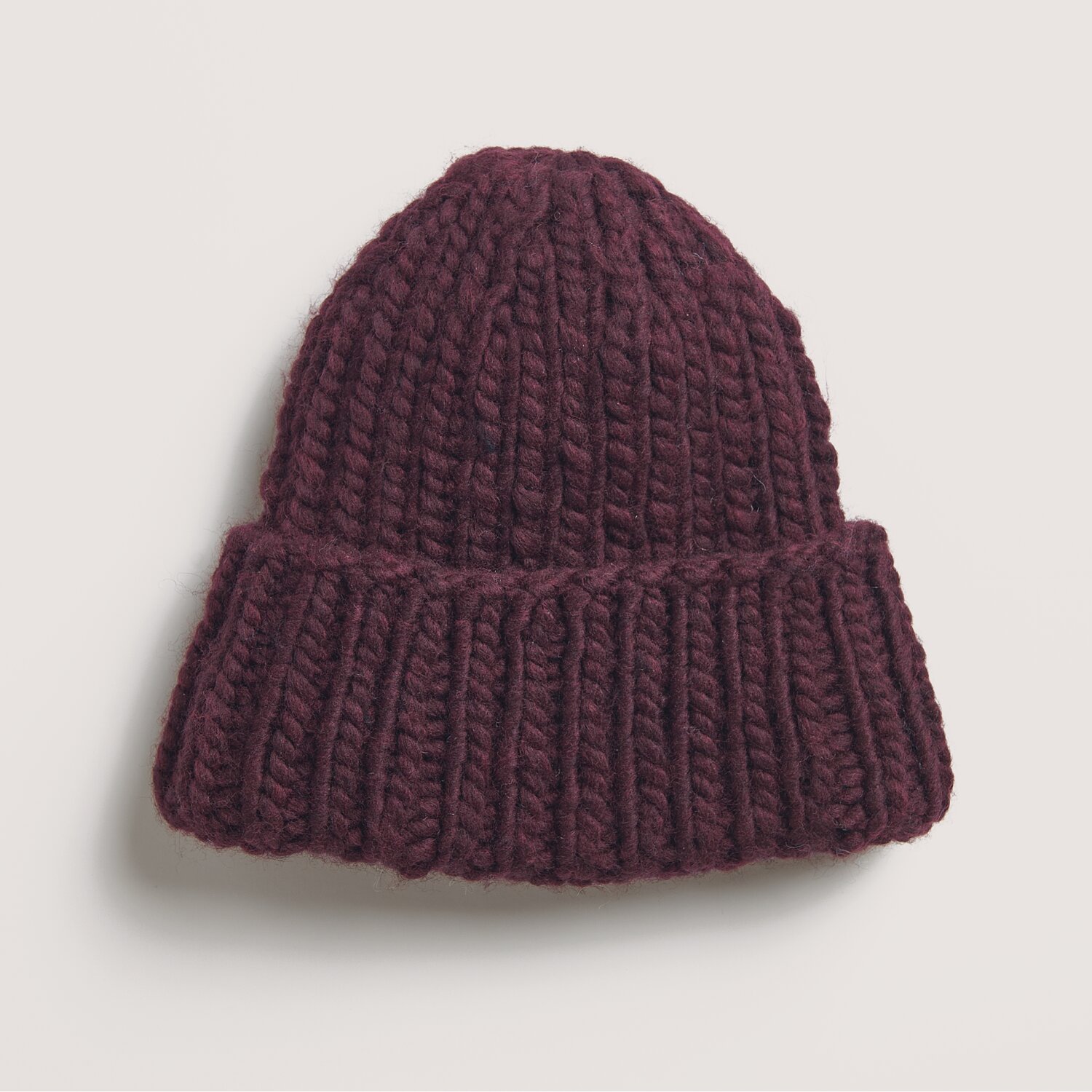 Made by Me No. 21 Herbst-Winter Mütze in weinrot, gestrickt aus dicker Wolle, ideal für kalte Tage.